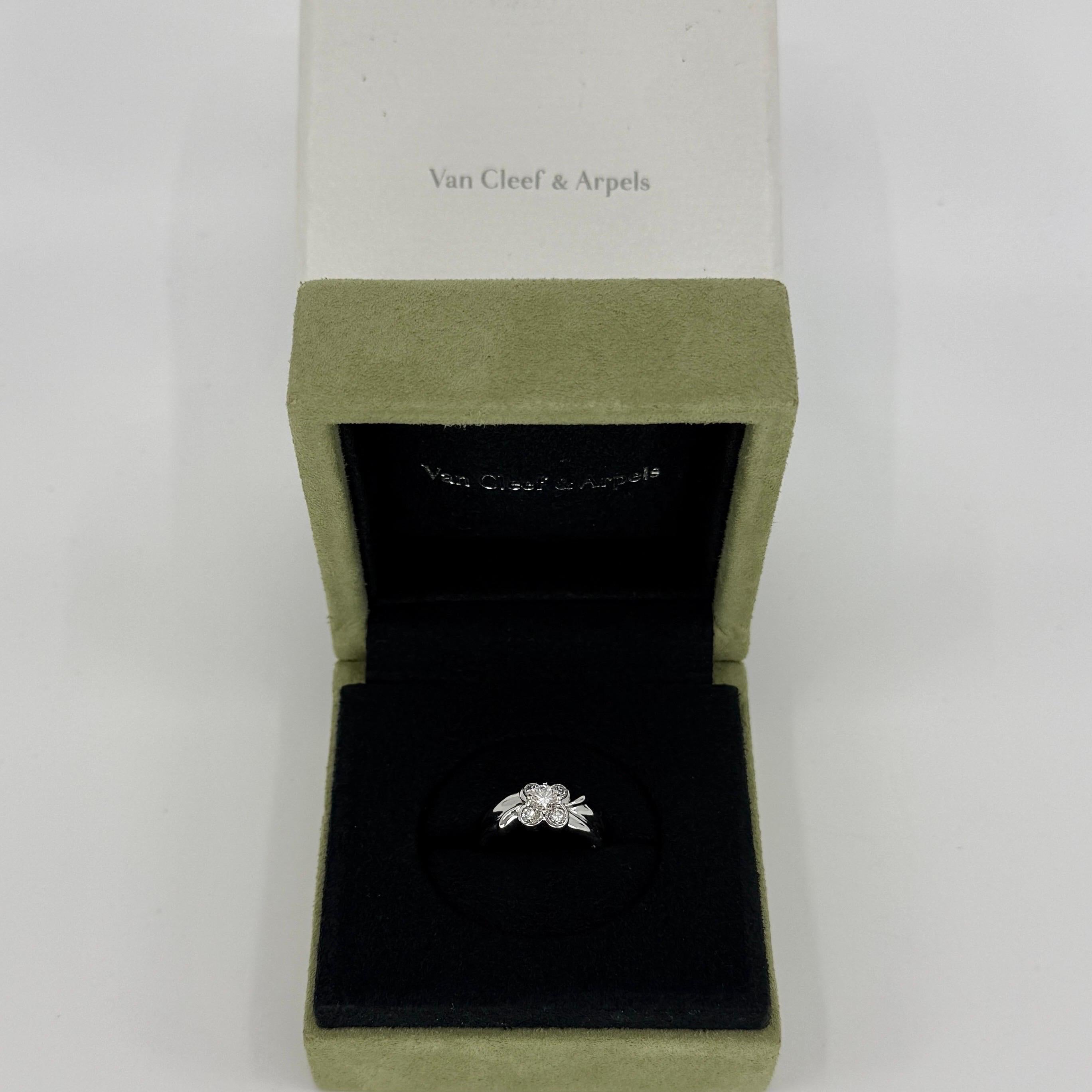 Taille ronde Van Cleef & Arpels, rare bague vintage fleur en or blanc 18 carats avec diamants en vente