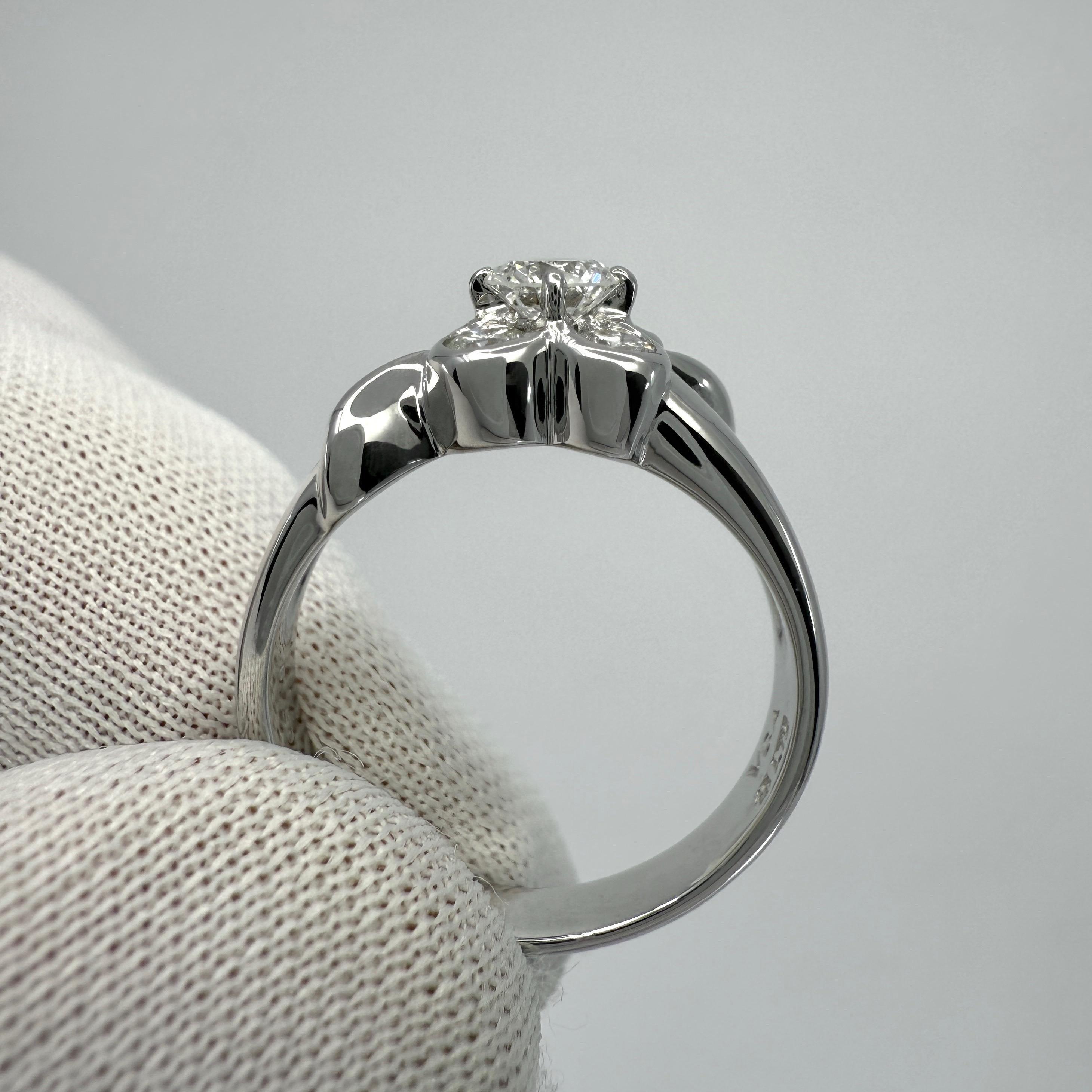 Van Cleef & Arpels, rare bague vintage fleur en or blanc 18 carats avec diamants Unisexe en vente