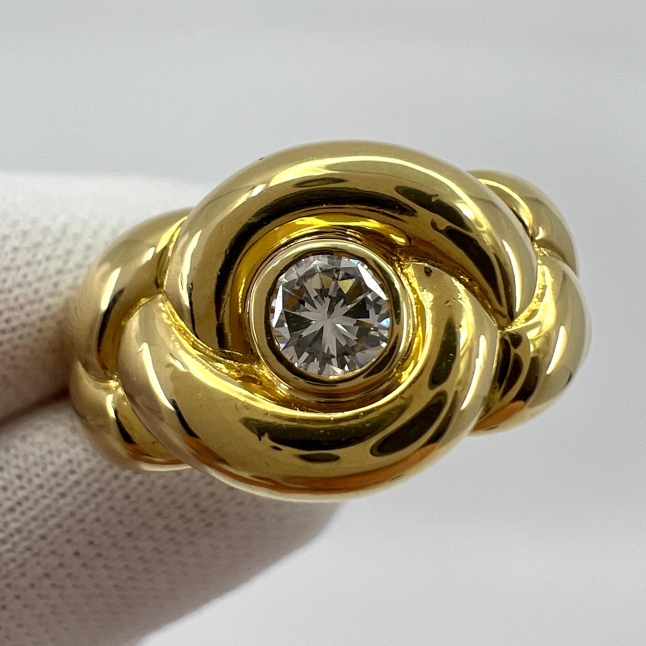 Vintage Van Cleef & Arpels Bague en or jaune 18 carats avec diamant en forme de corde tressée.

Superbe bague vintage VCA avec un motif unique de tresse/corde et un diamant d'excellente qualité de 3,5 mm (environ 0,17 ct). Le diamant présente une