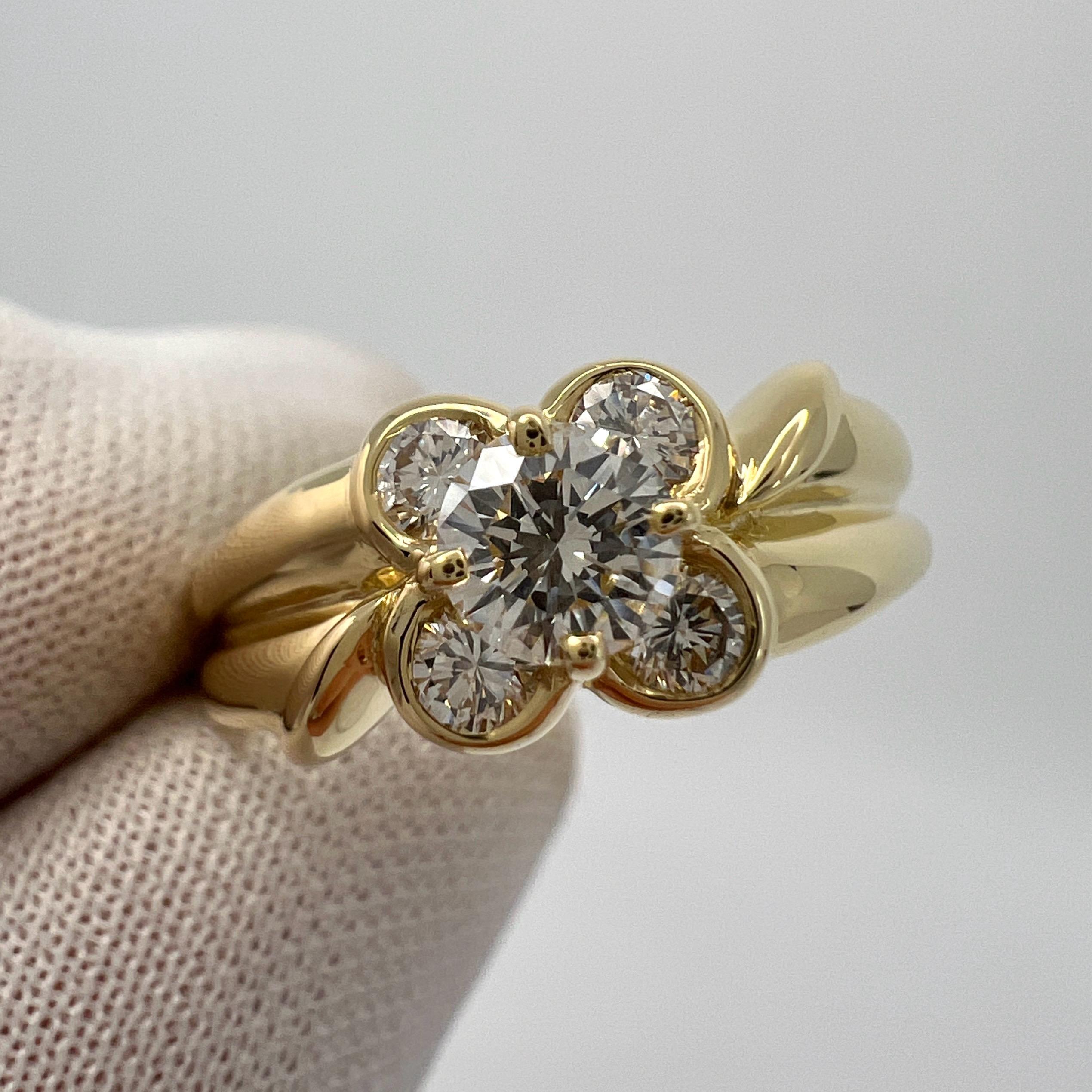 Rare Vintage Van Cleef & Arpels Diamond 18k Yellow Gold Flower Onbell Ring In Excellent Condition In Birmingham, GB
