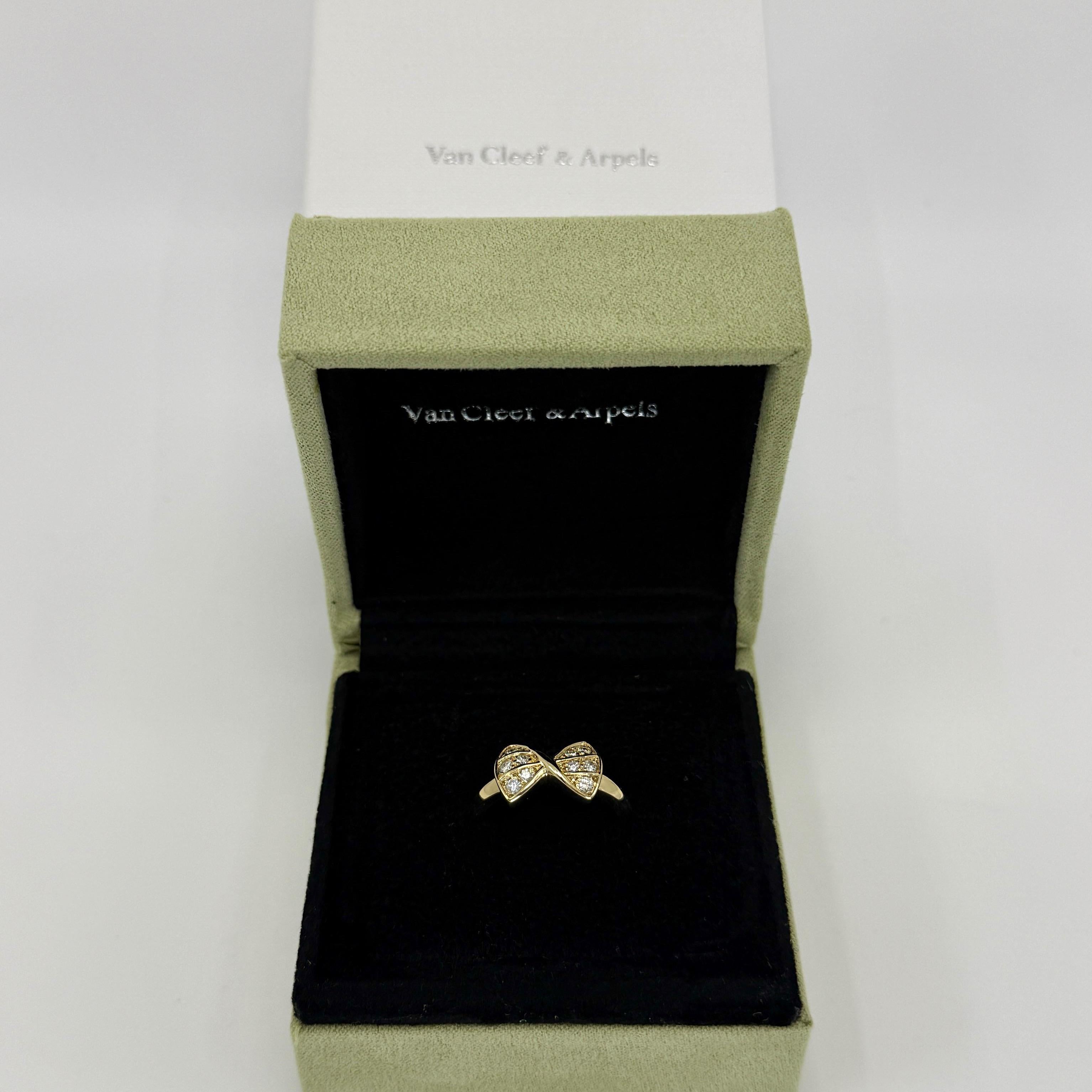 Rare Vintage Van Cleef & Arpels Diamond 18k Yellow Gold Bow Ribbon Crossover Ring.

A stunning ring with a unique design typical of Van Cleef & Arpels, set with a beautiful arrangement of top quality white diamonds.
Natural round brilliant cuts set