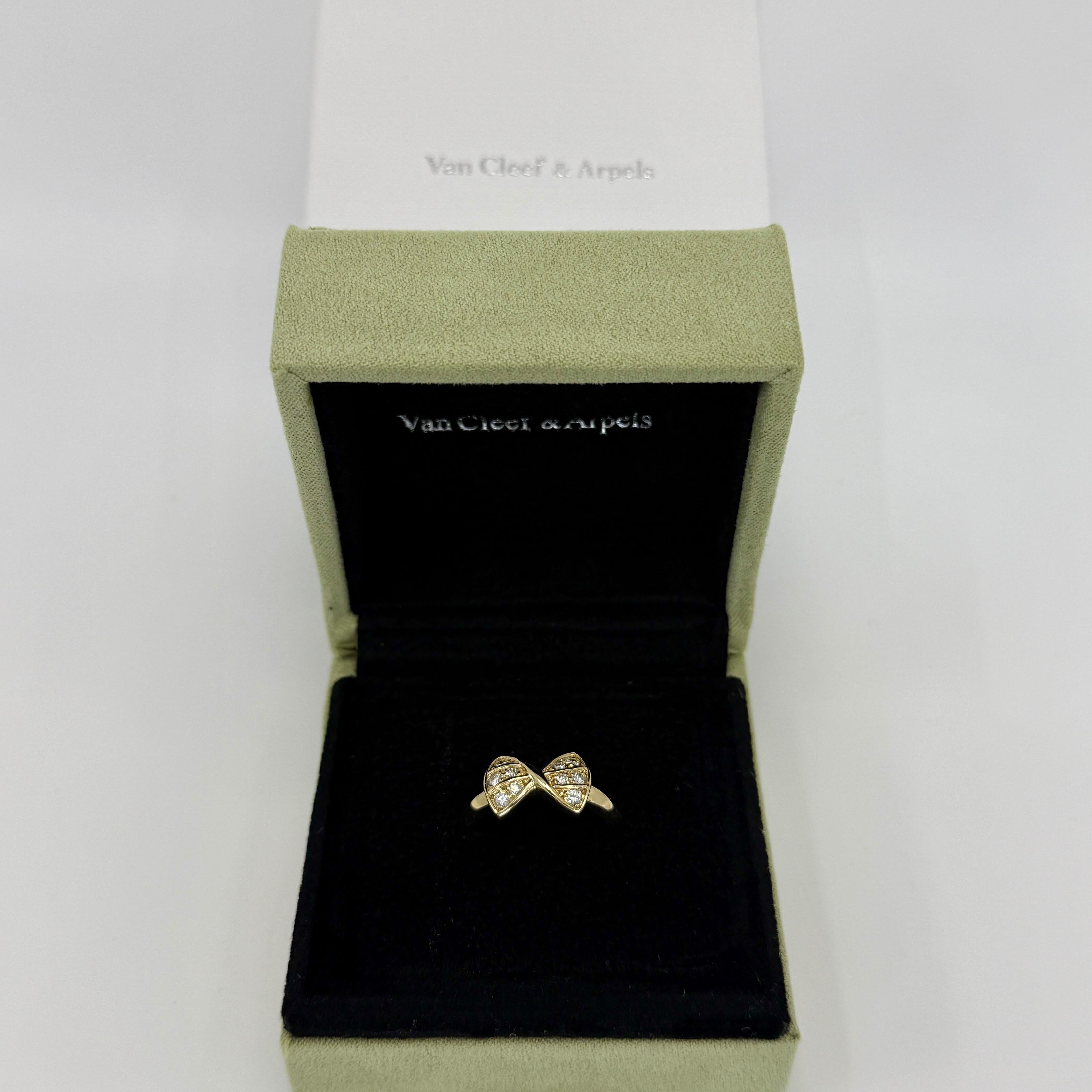 Rare Vintage Van Cleef & Arpels Diamond Crossover Ribbon Bow Yellow Gold Ring For Sale 3