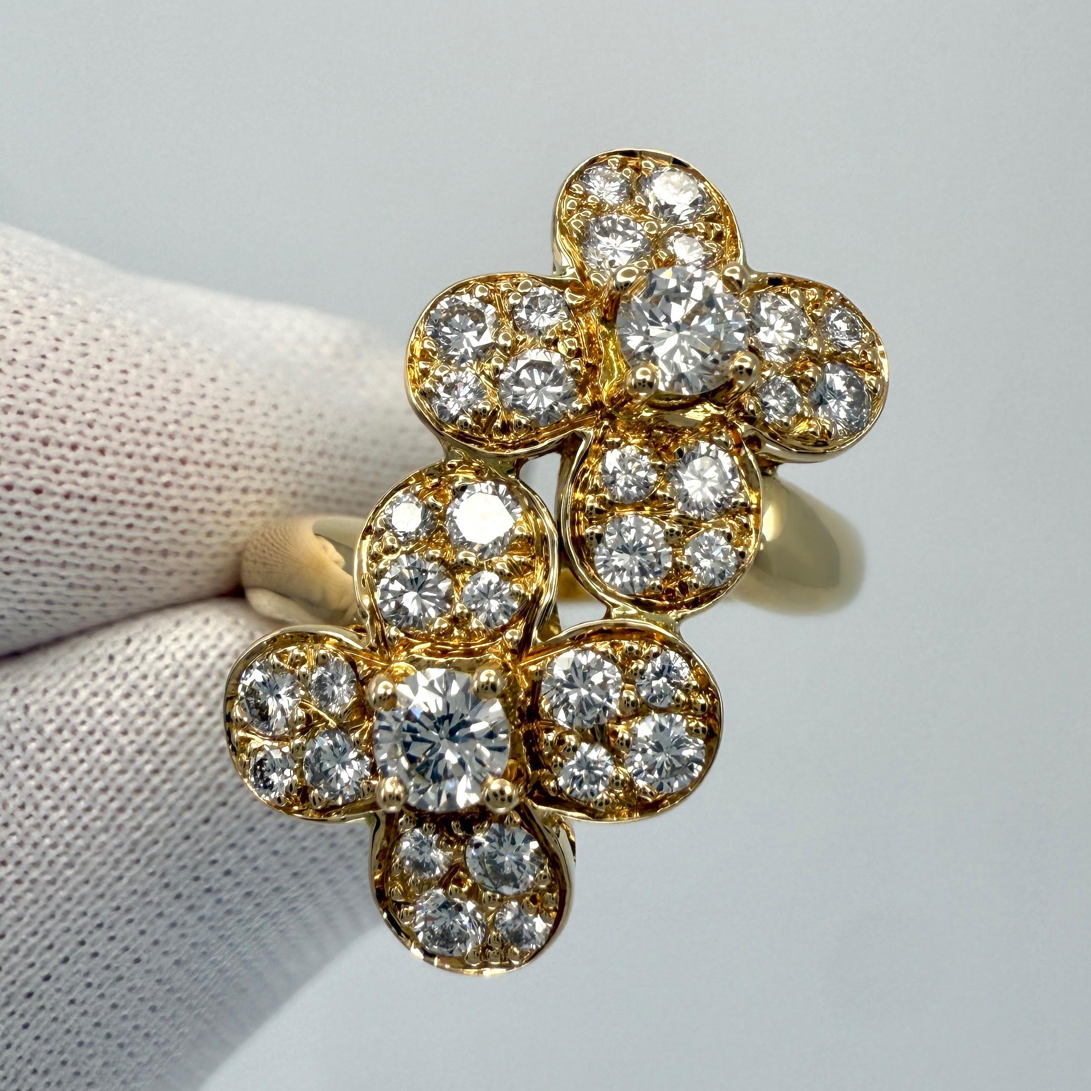 Seltener Vintage By Van Cleef & Arpels Diamond Double Trefle 18k Gold Flower Ring 51 im Angebot 5