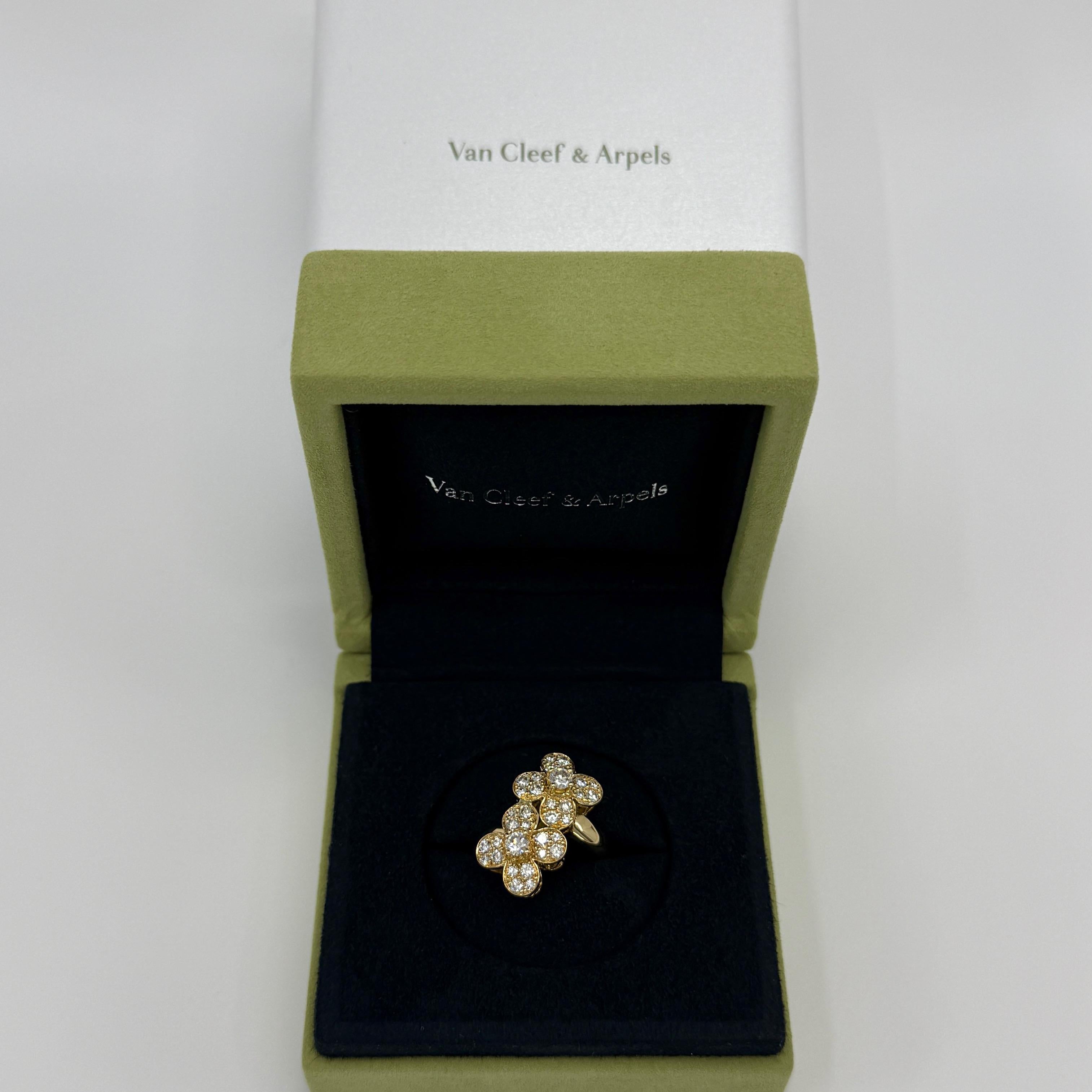 Seltener Vintage By Van Cleef & Arpels Diamond Double Trefle 18k Gold Flower Ring 51 im Angebot 7