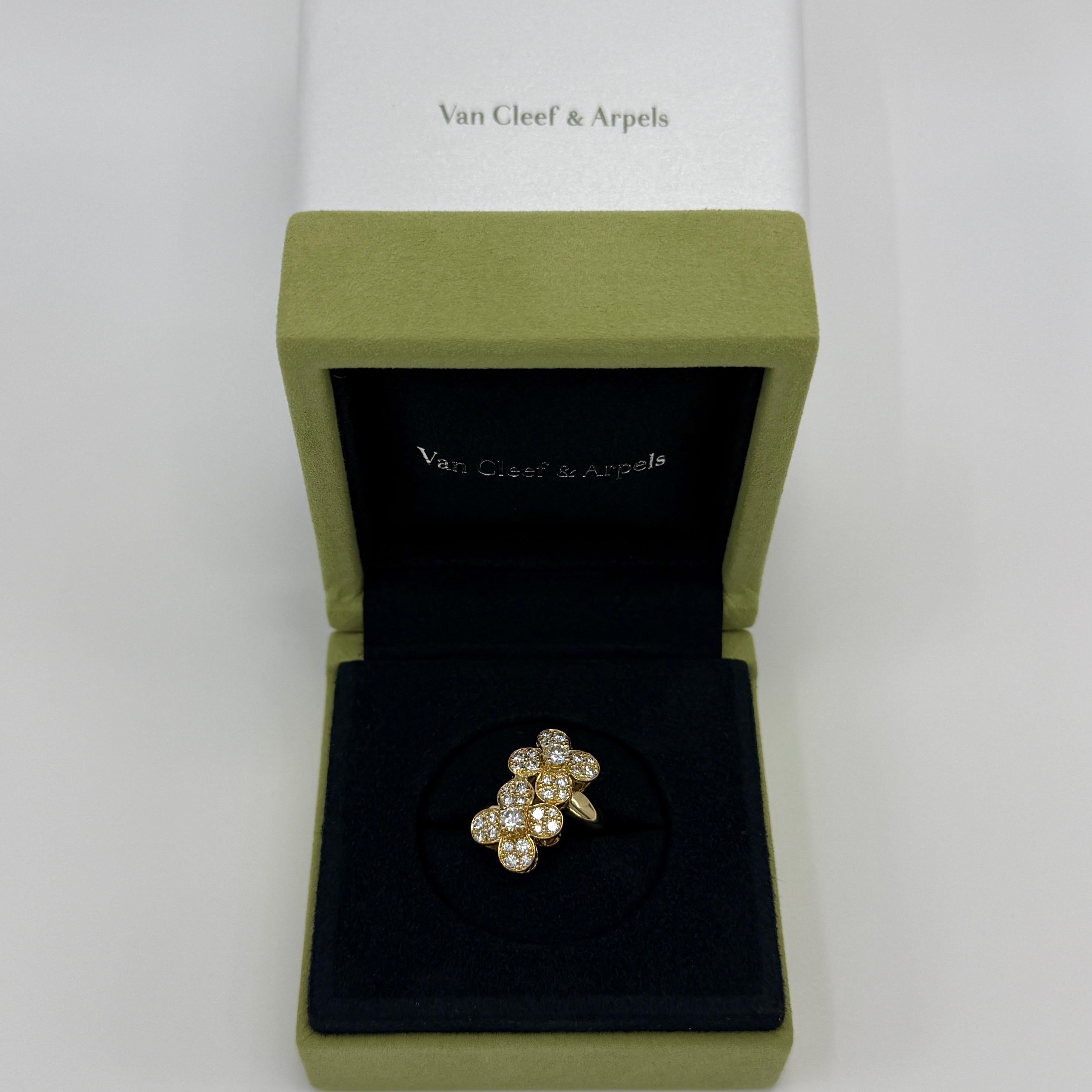Seltener Vintage Van Cleef & Arpels Diamant 18k Gelbgold Double Trefle Flower Ring. Mit VCA-Polierpapieren.

Ein seltener Vintage-Ring mit einem einzigartigen floralen Design, typisch für Van Cleef & Arpels, besetzt mit schönen natürlichen Diamanten