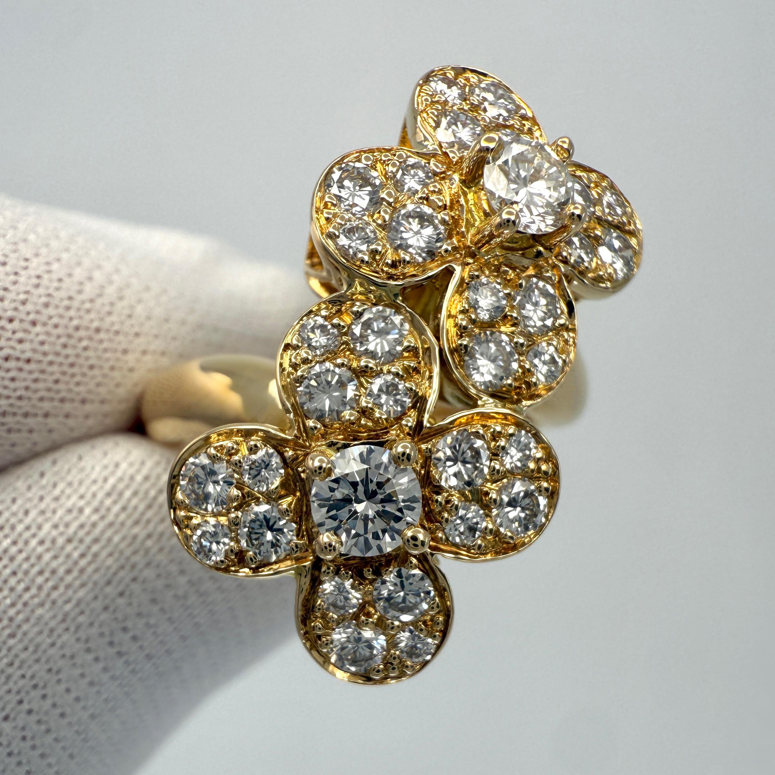 Seltener Vintage By Van Cleef & Arpels Diamond Double Trefle 18k Gold Flower Ring 51 (Rundschliff) im Angebot