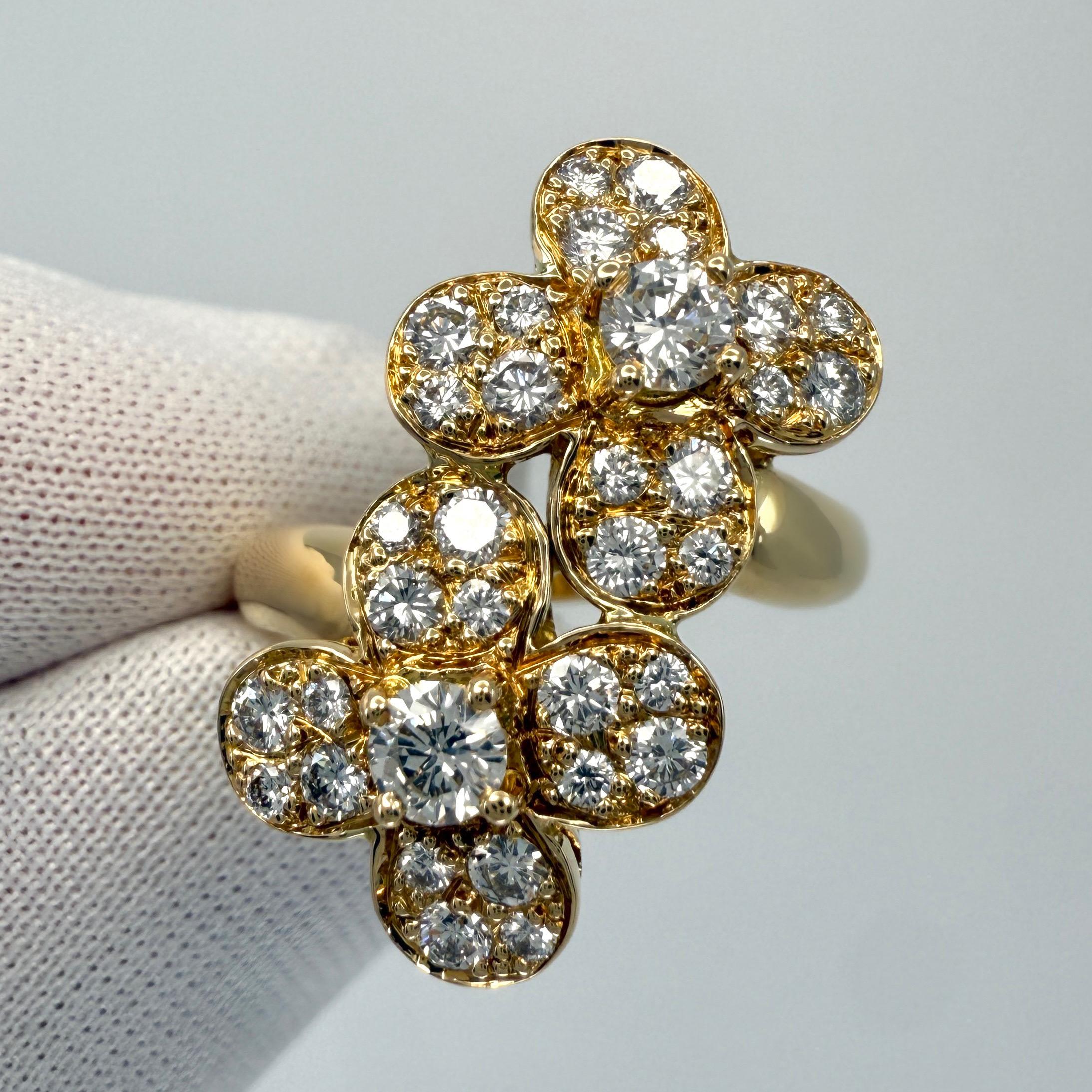 Seltener Vintage By Van Cleef & Arpels Diamond Double Trefle 18k Gold Flower Ring 51 im Angebot 1