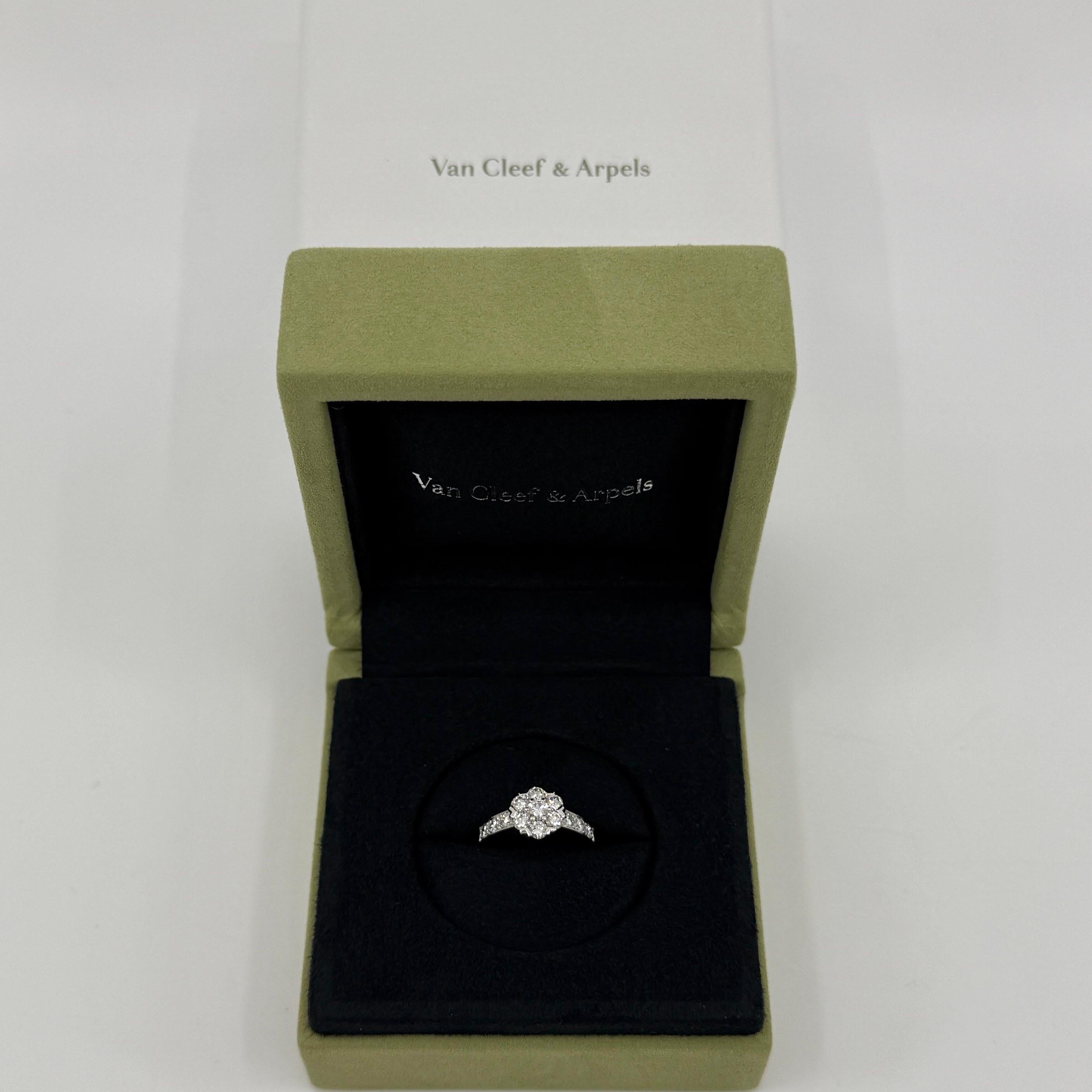 Fine Vintage Van Cleef & Arpels Diamond 18k White Gold Fleurette Flower Ring.

Une superbe bague vintage avec un design floral unique typique de Van Cleef & Arpels, sertie de magnifiques diamants ronds naturels dans un motif floral classique.

Le