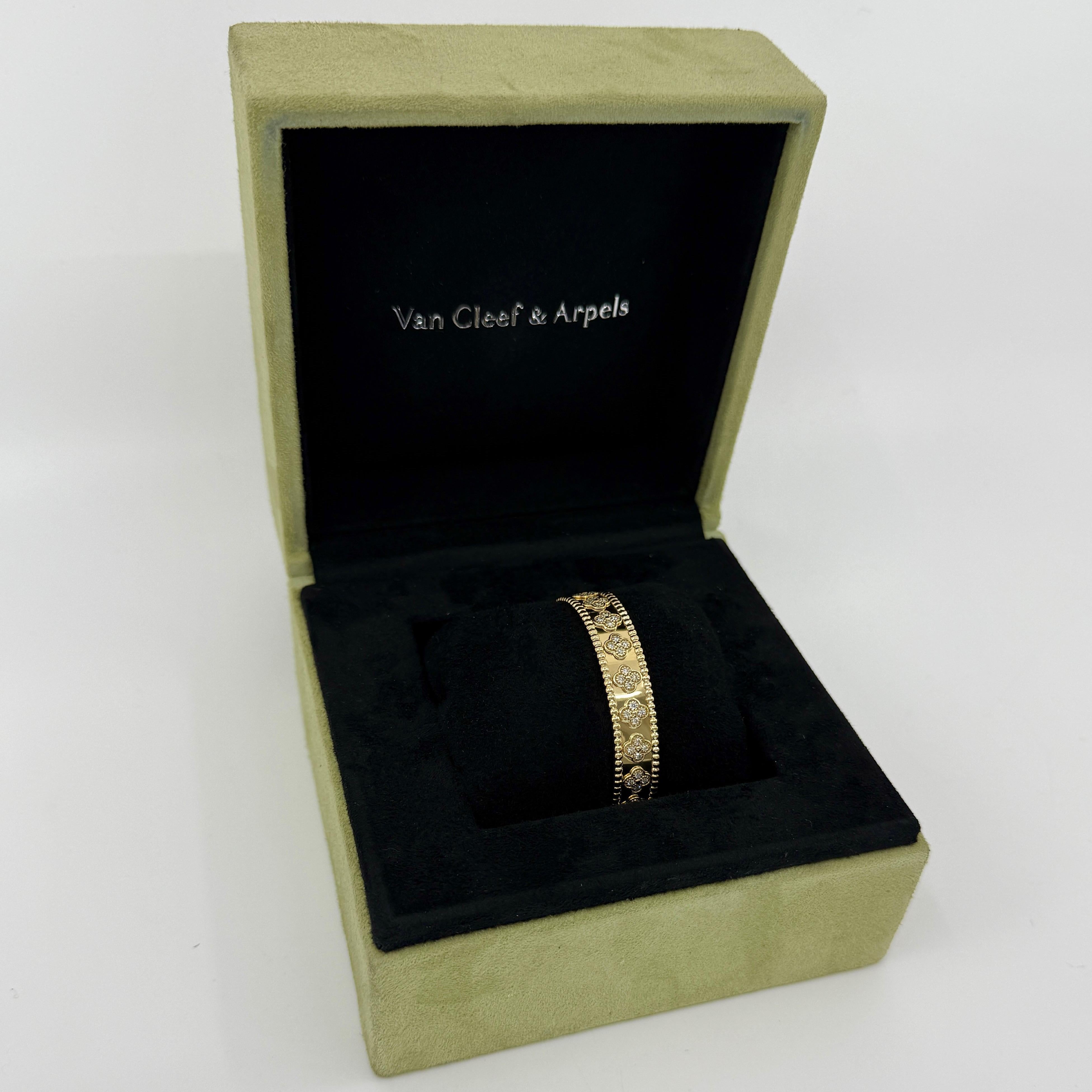 Seltene Vintage Van Cleef & Arpels Diamant Perlee Alhambra 18k Gelbgold-Armband

Wunderschönes Armband von Van Cleef & Arpels im typischen Perlee-Alhambra-Stil. 
Dieses Armband mit diamantbesetzten Kleeblättern und einer Perlenbordüre stammt aus