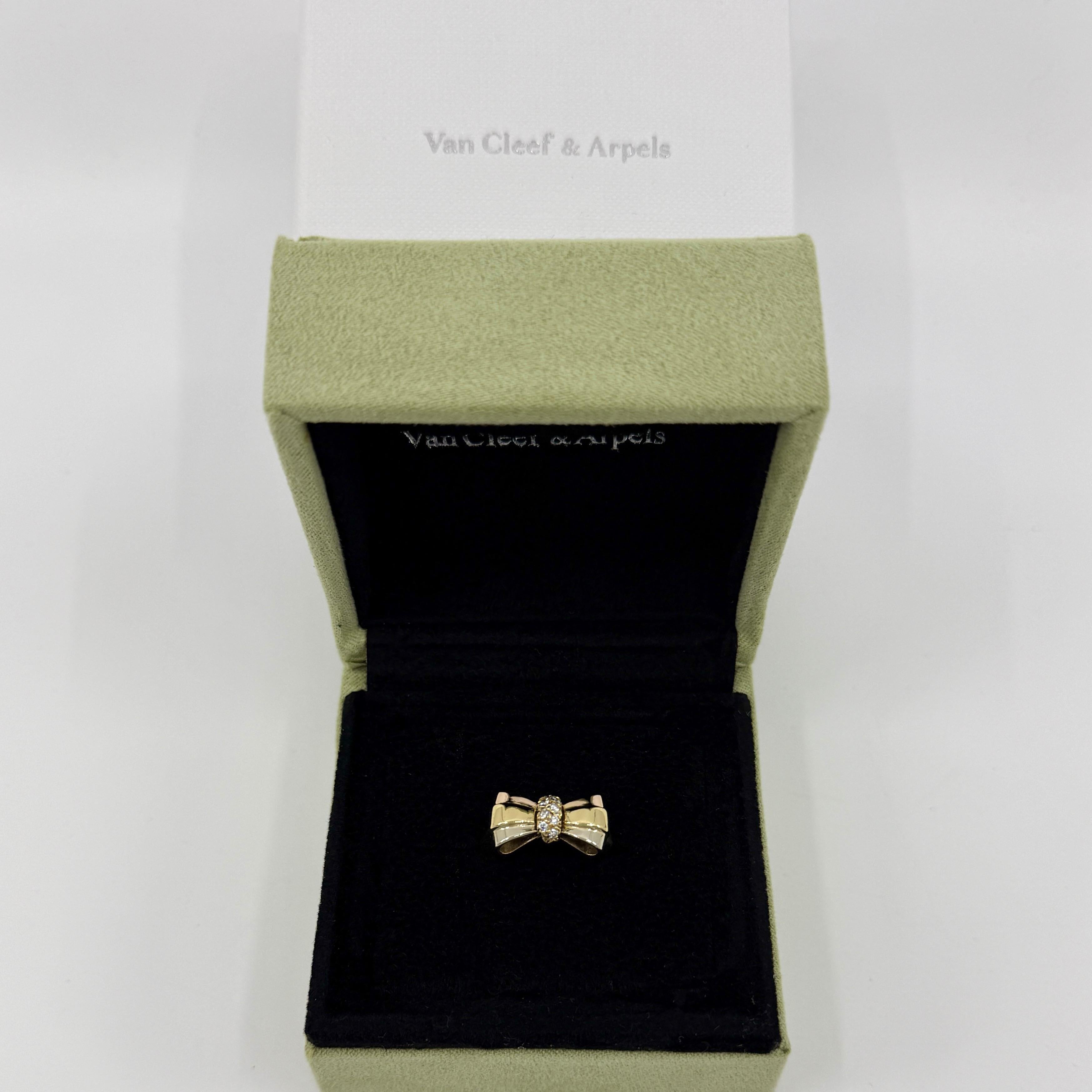 Rare Vintage Van Cleef & Arpels Diamond 18k Multi Tone Gold Ribbon Bow Ring.

A stunning ring with a unique design typical of Van Cleef & Arpels, set with a beautiful arrangement of top quality white diamond. Varying size round brilliant cut natural