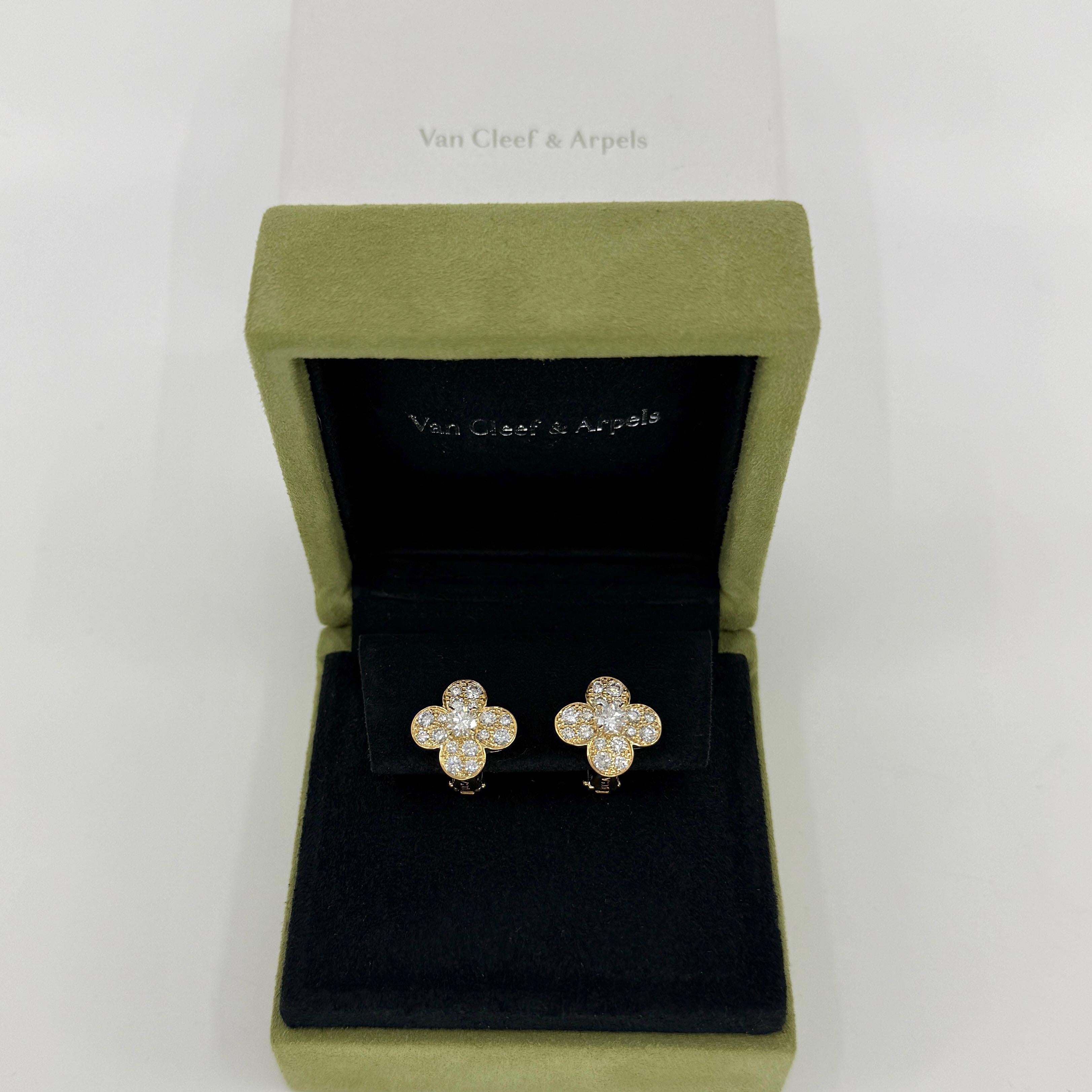 Raro Vintage Van Cleef & Arpels Diamante Natural Oro Amarillo 18k Trefle Pendientes Flor Alhambra.

Un impresionante par de pendientes vintage con el icónico diseño de trébol típico de Van Cleef & Arpels, engastados con preciosos diamantes redondos