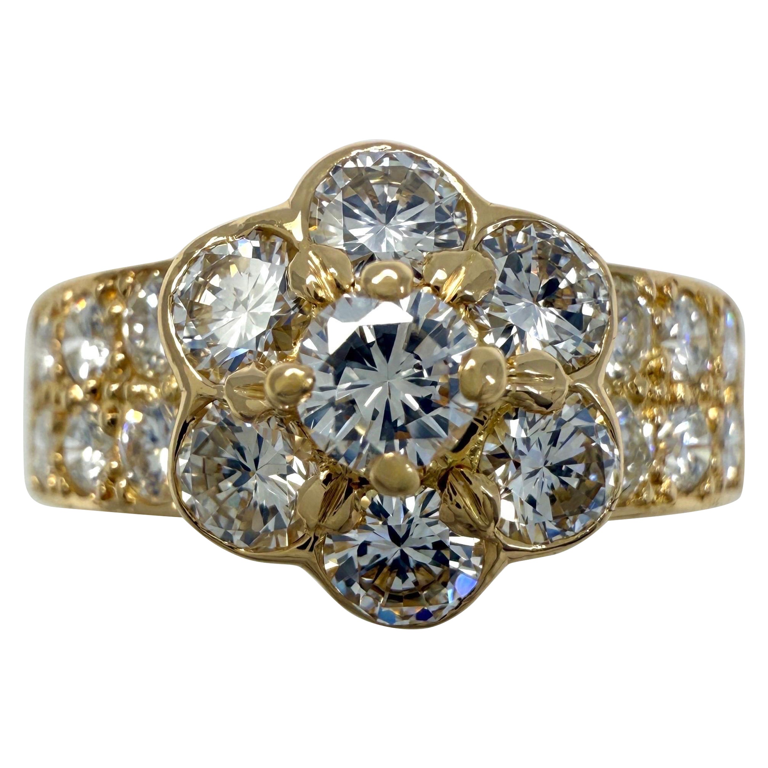 Rare Vintage Van Cleef 
Arpels Fleurette Diamond 18k Yellow Gold Flower Ring For Sale