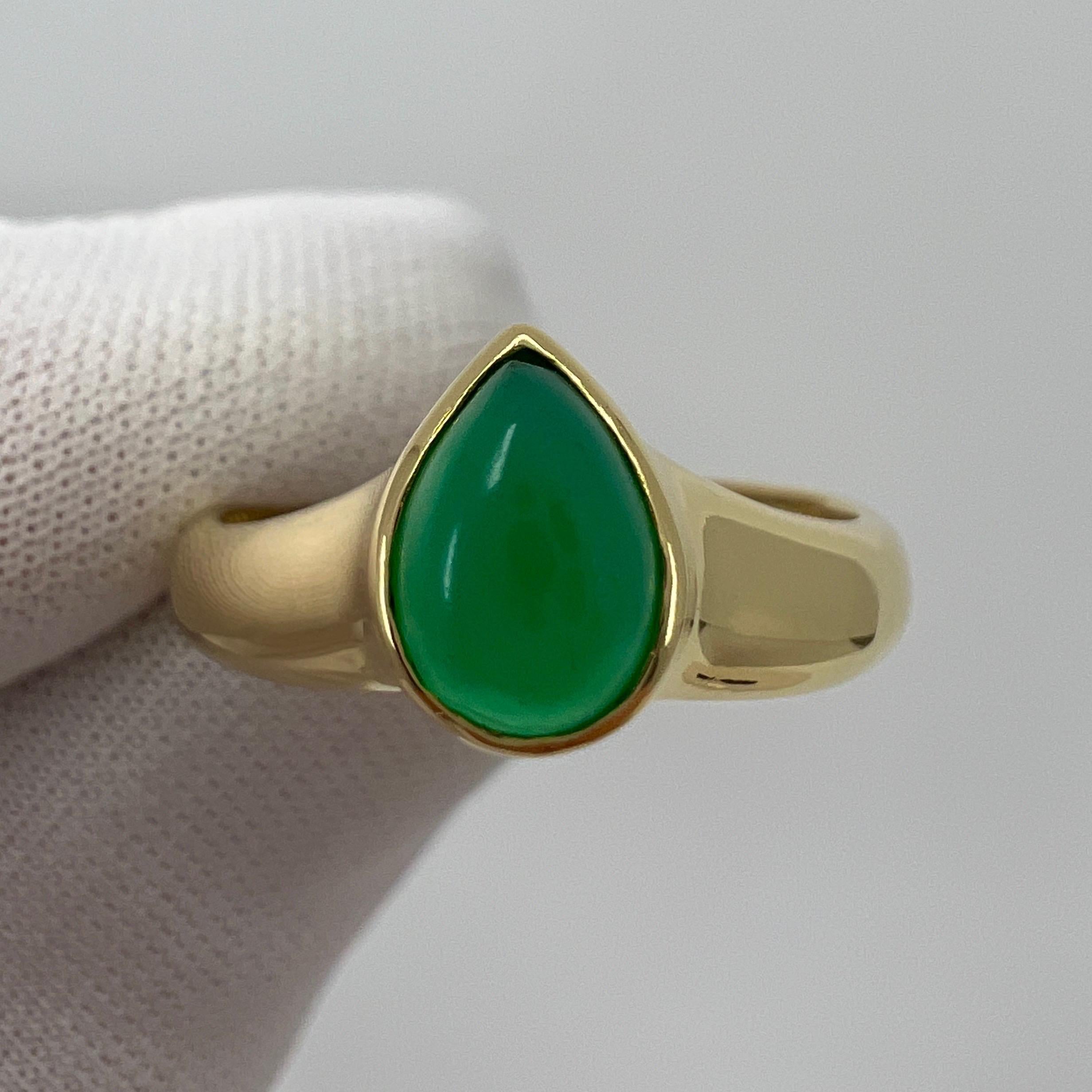 Rare Vintage Van Cleef & Arpels Green Chalcedony Agate Pear Cut 18k Yellow Gold Ring.

A stunning vintage Van Cleef & Arpels ring with a beautiful, top grade chalcedony agate with a glowing green colour and excellent clarity. Some of the finest