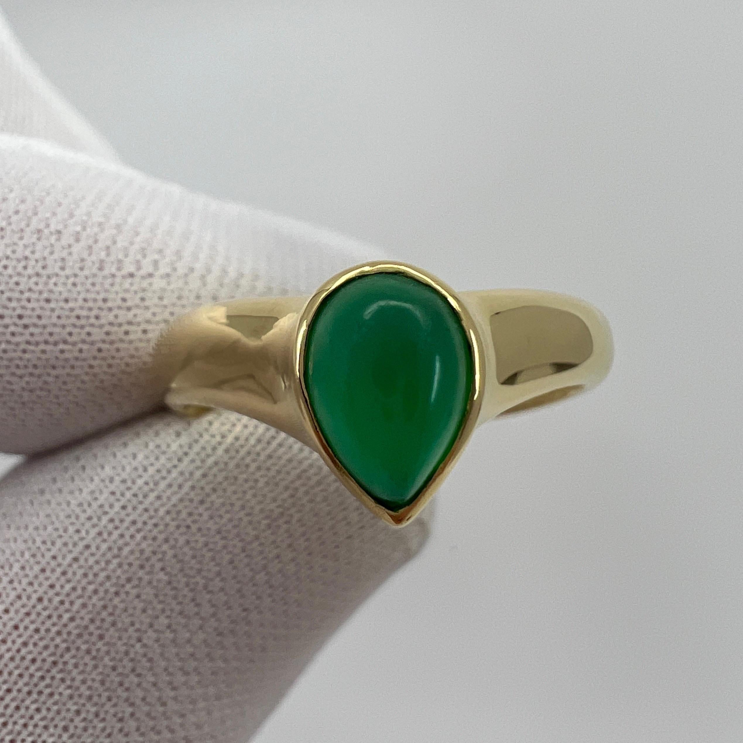 Van Cleef & Arpels Bague vintage rare en or jaune 18 carats avec calcédoine verte taillée en poire Bon état - En vente à Birmingham, GB