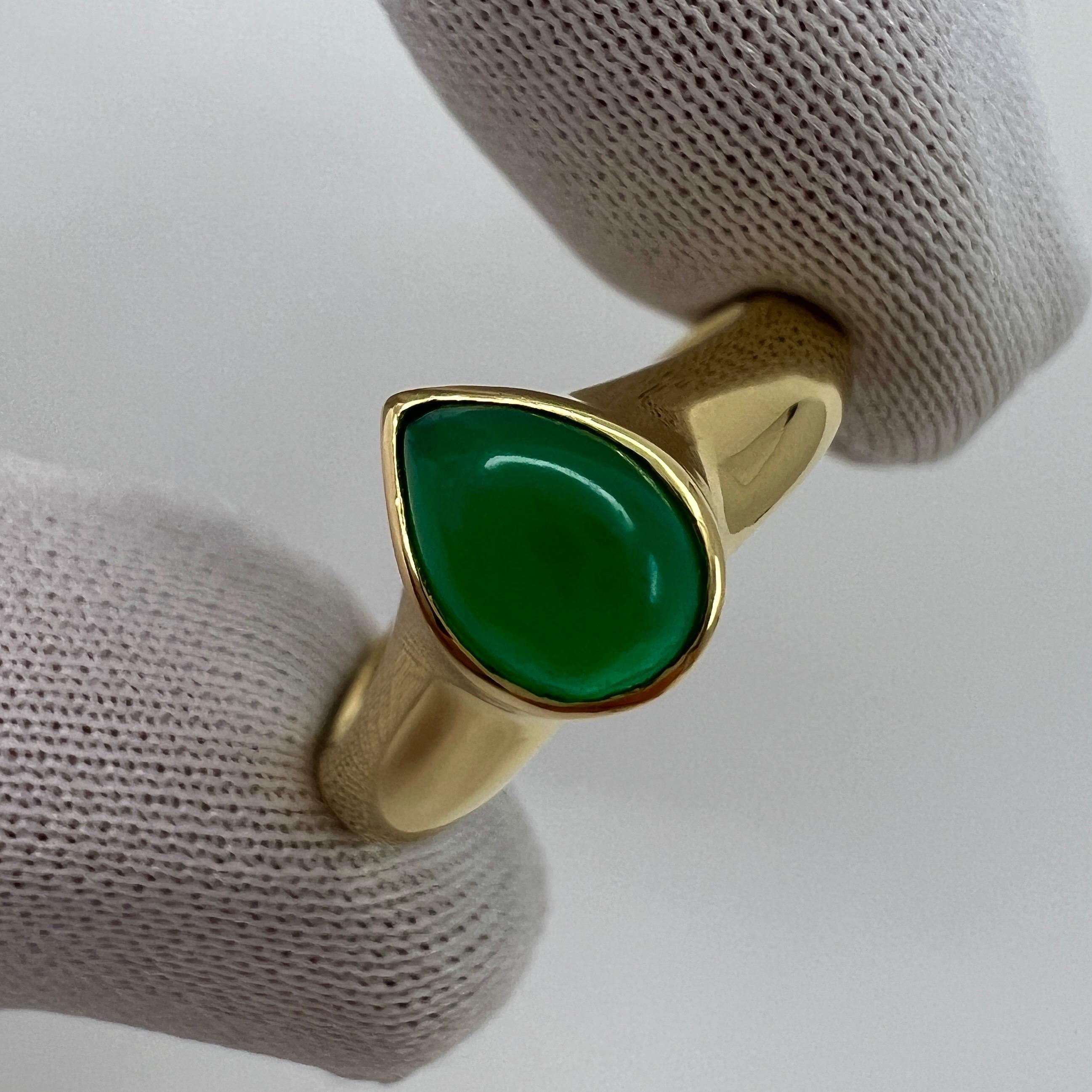 Rare Vintage Van Cleef & Arpels Green Chalcedony Pear Cut 18k Yellow Gold Ring In Good Condition In Birmingham, GB