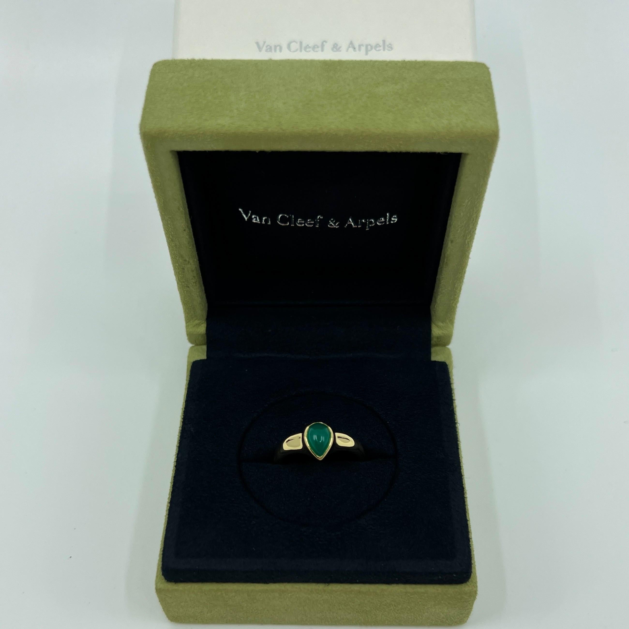 Women's or Men's Rare Vintage Van Cleef & Arpels Green Chalcedony Pear Cut 18k Yellow Gold Ring For Sale