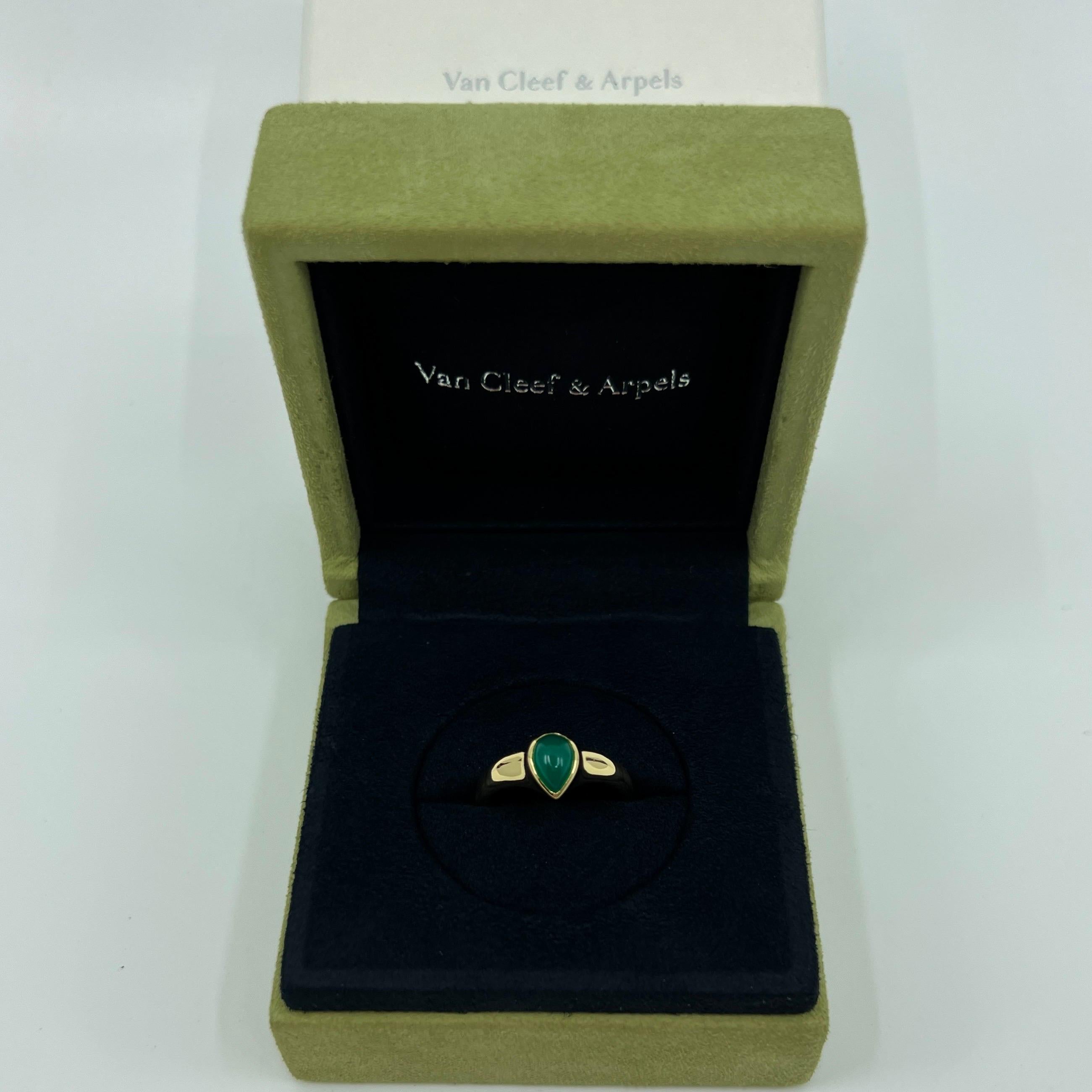 Women's or Men's Rare Vintage Van Cleef & Arpels Green Chalcedony Pear Cut 18k Yellow Gold Ring