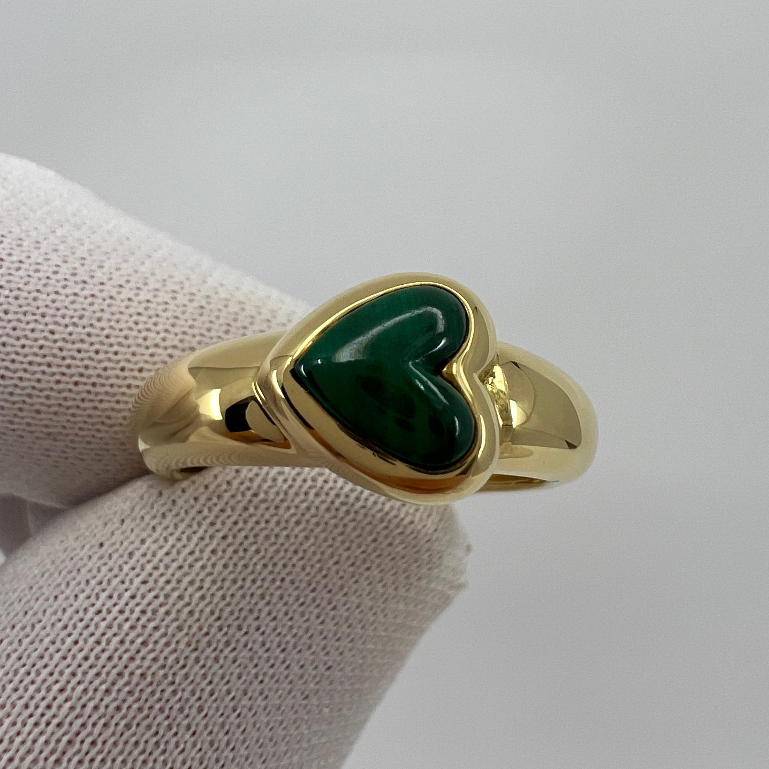Women's or Men's Rare Vintage Van Cleef & Arpels Green Malachite Heart Cut 18k Yellow Gold Ring