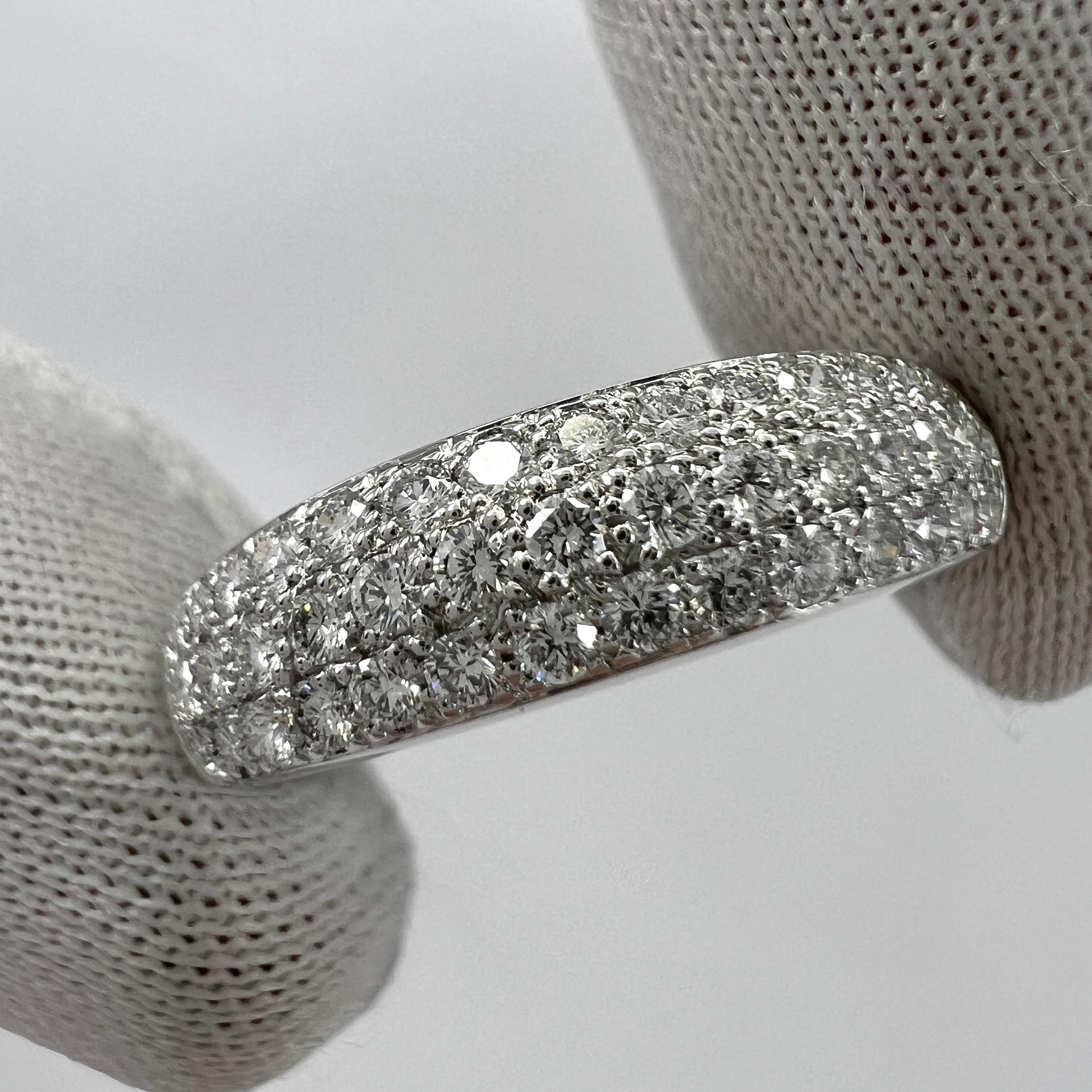 Seltener Vintage Van Cleef & Arpels Pavé Diamond 18k White Gold Band Ring.

Dieser wunderschön gearbeitete Ring von VCA zeichnet sich durch ein geschwungenes Kuppeldesign mit drei Reihen wunderschön gefasster Pavé-Diamanten aus, die sich bis zur