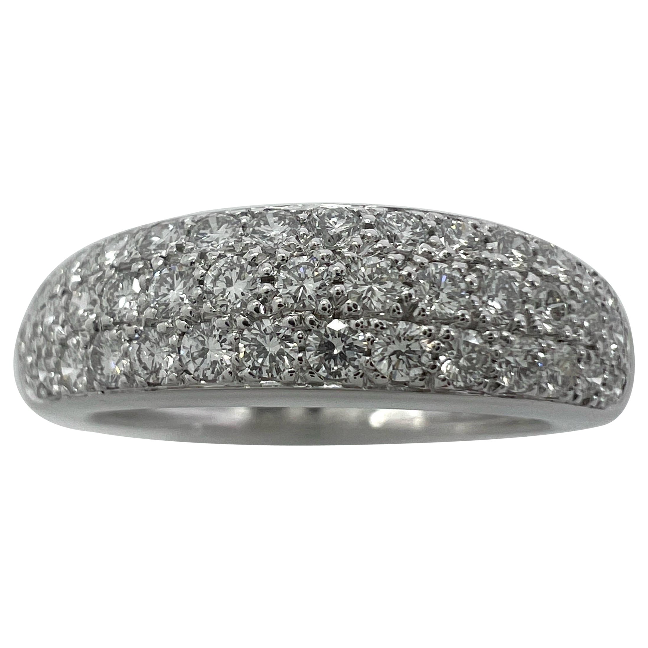 Raro anillo vintage Van Cleef & Arpels con pavé de diamantes y cúpula en oro blanco de 18k