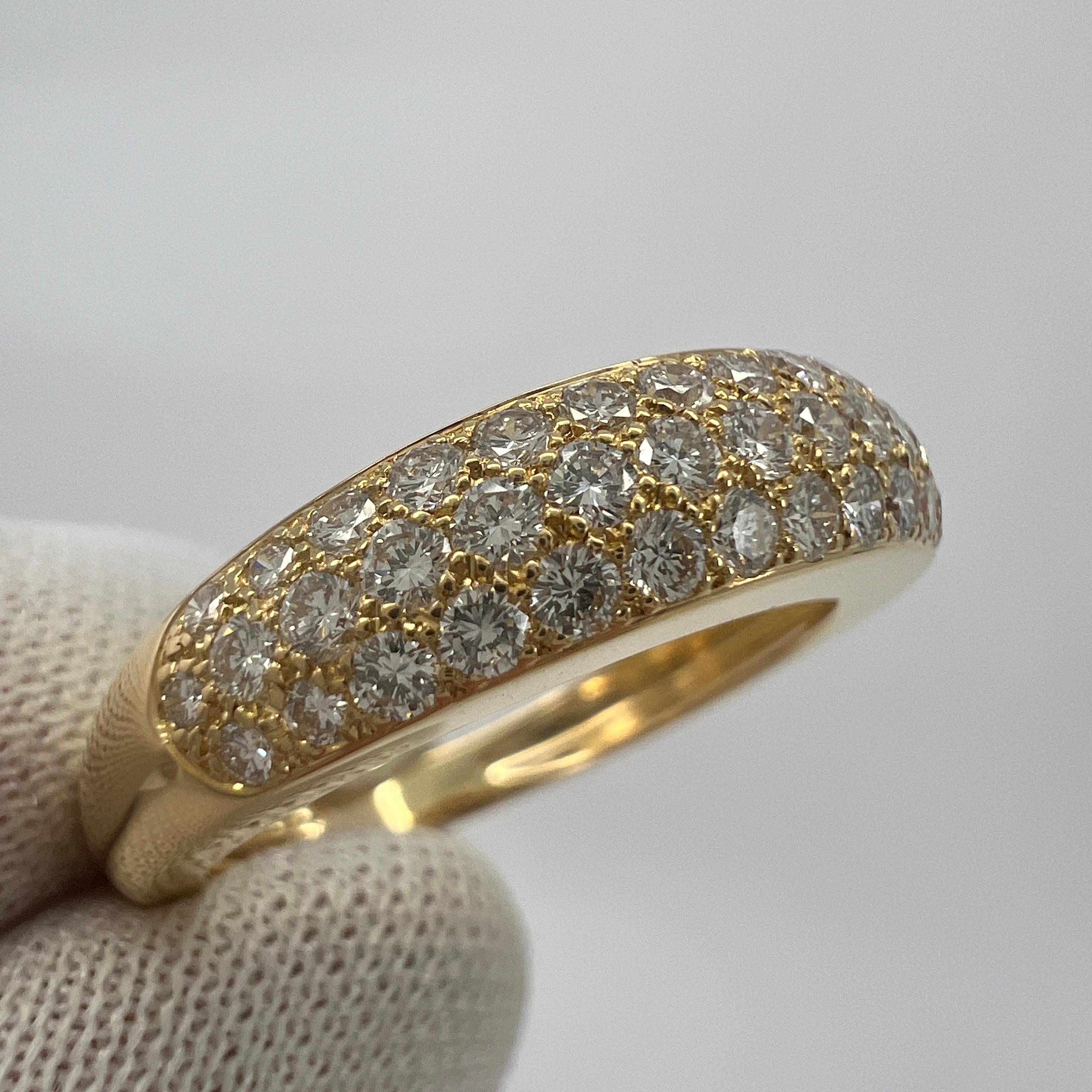 Seltene Vintage Van Cleef & Arpels Pavé Diamant 18k Gelbgold Band Ring.

Dieser wunderschön gearbeitete Ring von VCA zeichnet sich durch ein geschwungenes Kuppeldesign mit drei Reihen wunderschön gefasster Pavé-Diamanten aus, die auf halber Strecke