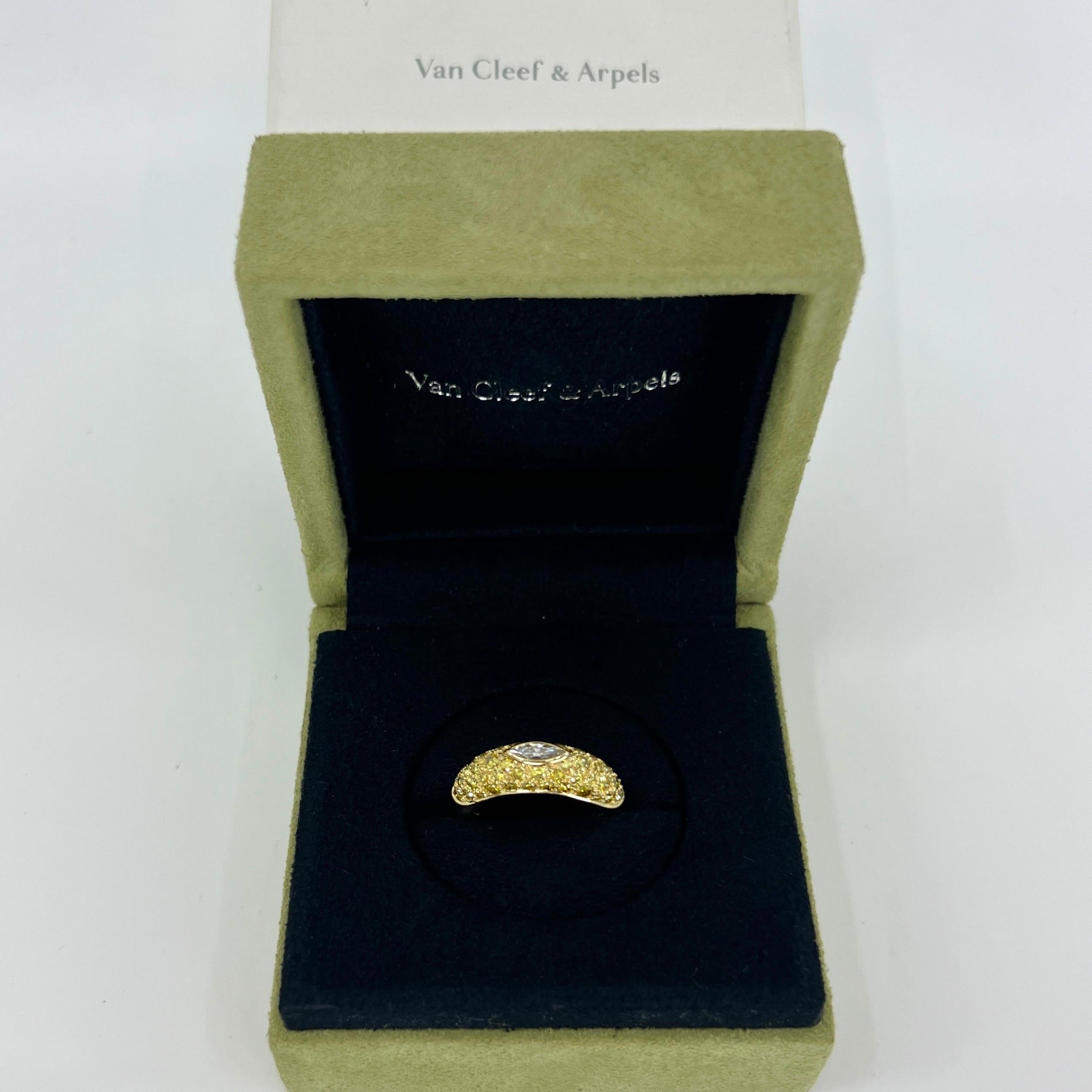 Fine Vintage Van Cleef & Arpels Marquise Cut White Diamond und Pavé Fancy Vivid Yellow Diamond 18k Gold Cocktail Bombé Ring.

Ein atemberaubender Vintage-Ring mit einem für Van Cleef & Arpels typischen kühnen und doch subtilen Design.

Der weiße