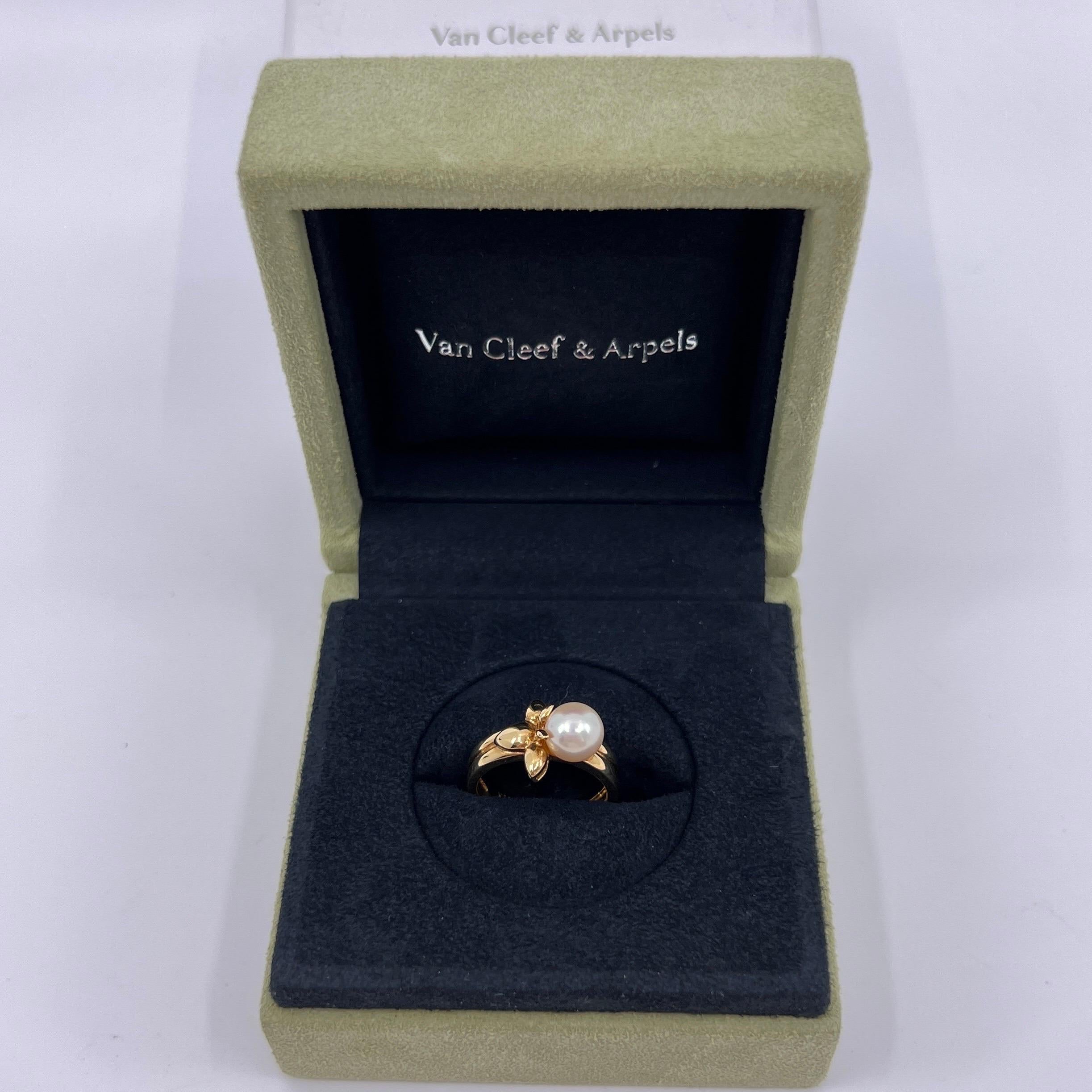 Rare Vintage Van Cleef & Arpels 18 Karat Yellow Gold Pearl Flower Ring.

A stunning vintage Van Cleef & Arpels ring with a flower motif typical of VCA designs and featuring an excellent quality 7mm white cultured pearl.

Fine jewellery houses like