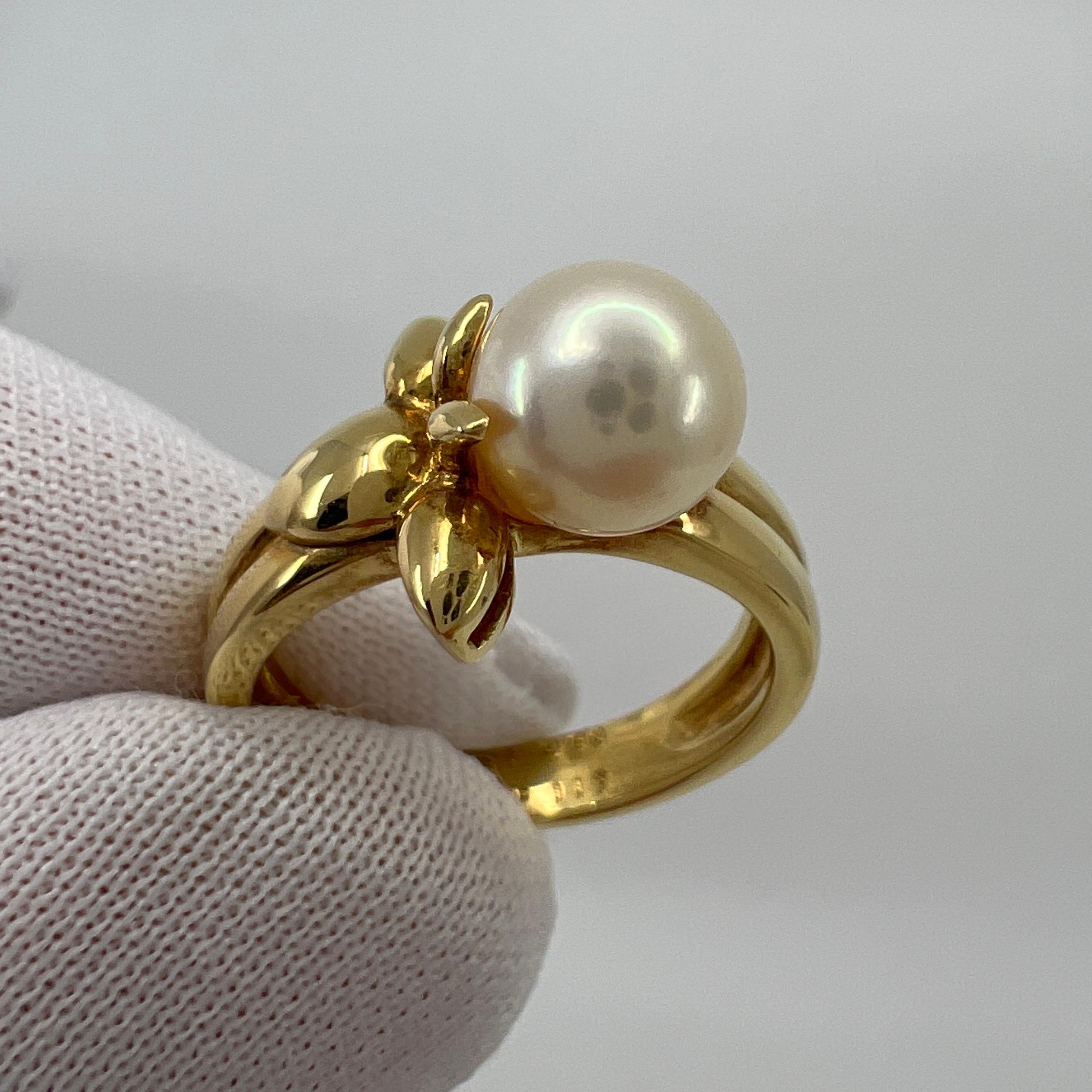 Round Cut Rare Vintage Van Cleef & Arpels Pearl 18k Yellow Gold Flower Ring with Box For Sale