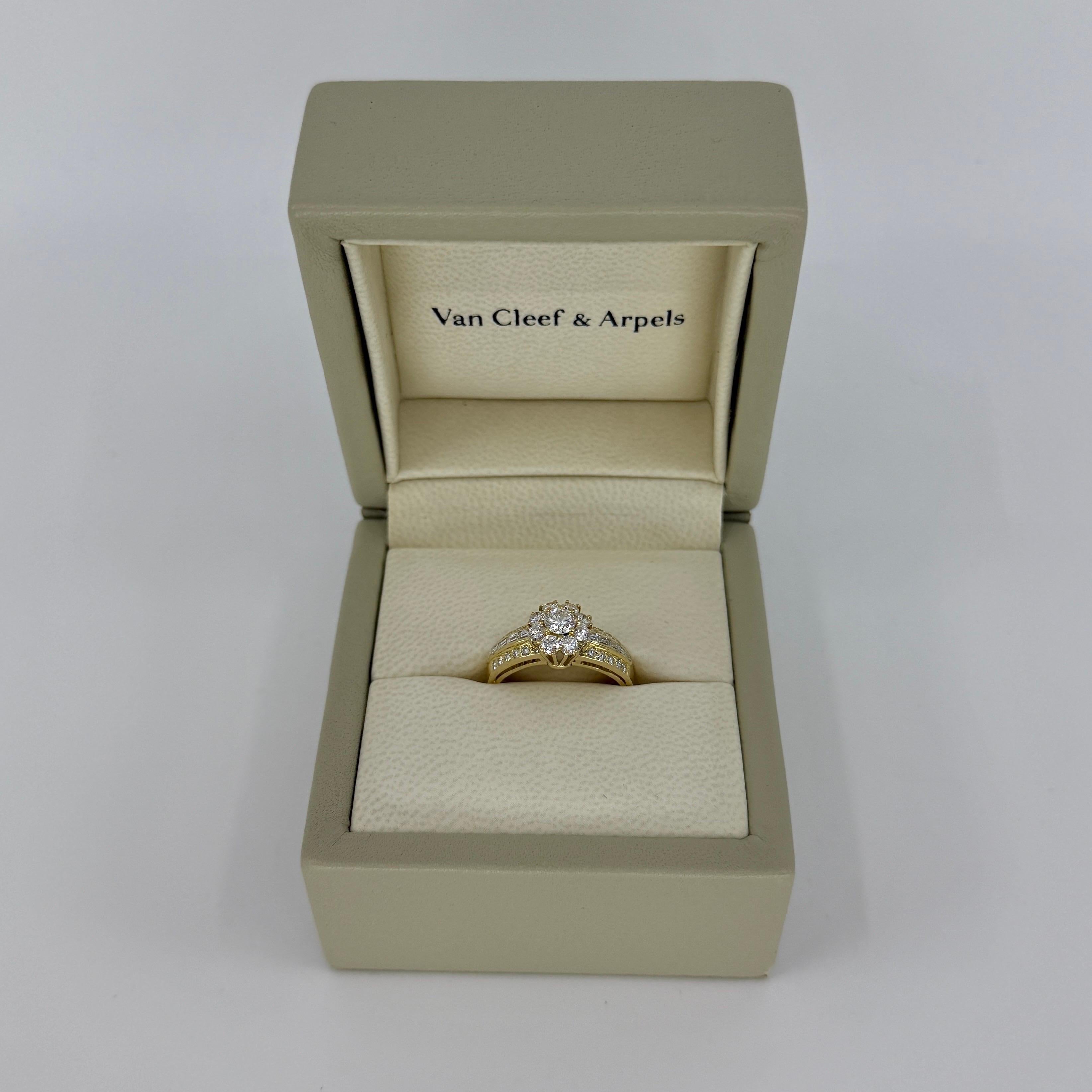 Raro anello vintage Van Cleef & Arpels con diamanti in oro giallo 18 carati. 1,35 Carati totali.

Uno splendido anello vintage con un esclusivo disegno floreale tipico di Van Cleef & Arpels. Incastonato con splendidi diamanti naturali rotondi e a