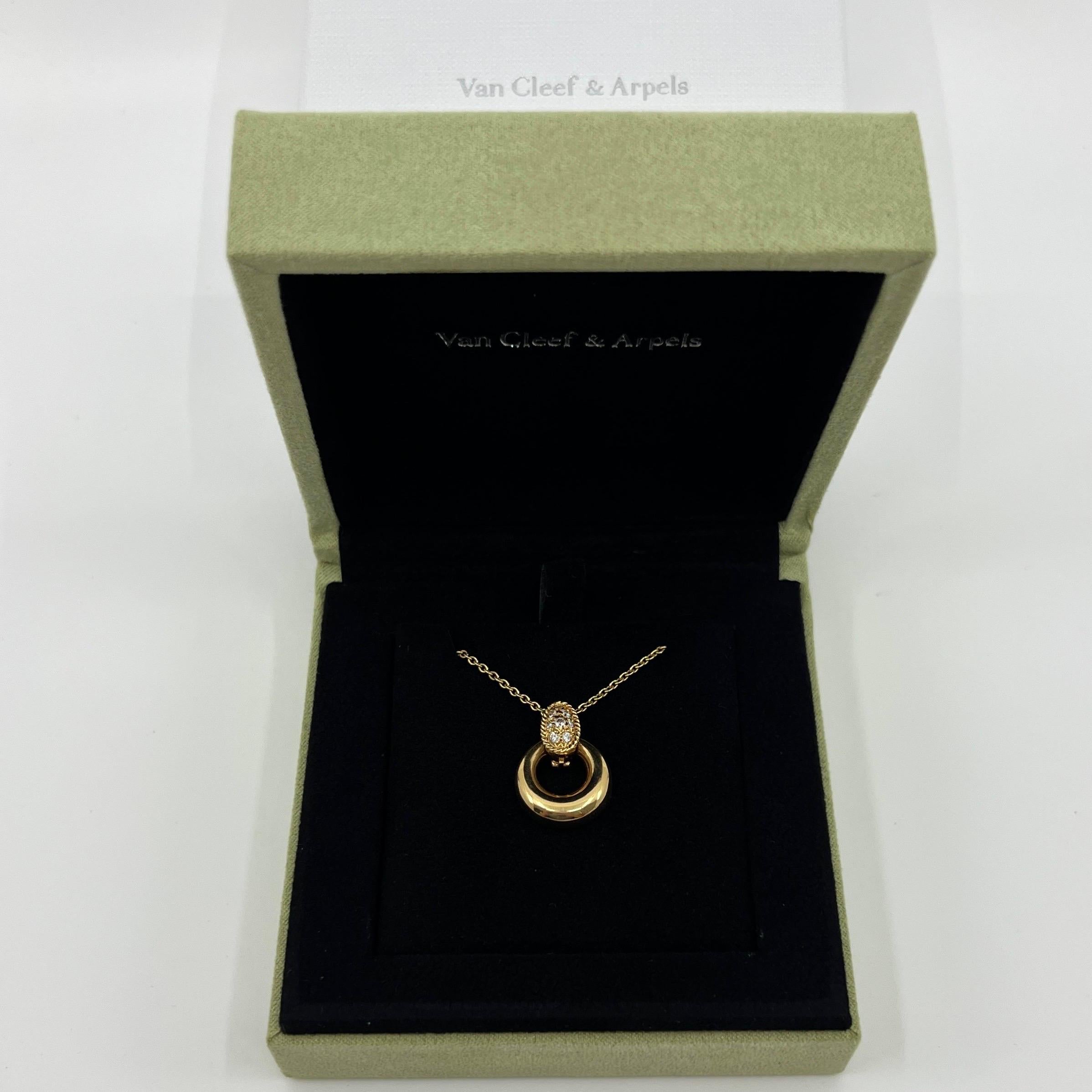 Vintage Van Cleef & Arpels Round Circle Diamond 18k Yellow Gold Pendant Necklace.

A beautiful and classic round circle pendant necklace by Van Cleef & Arpels with a diamond set bail. x8 varying sizes of top quality round brilliant cut