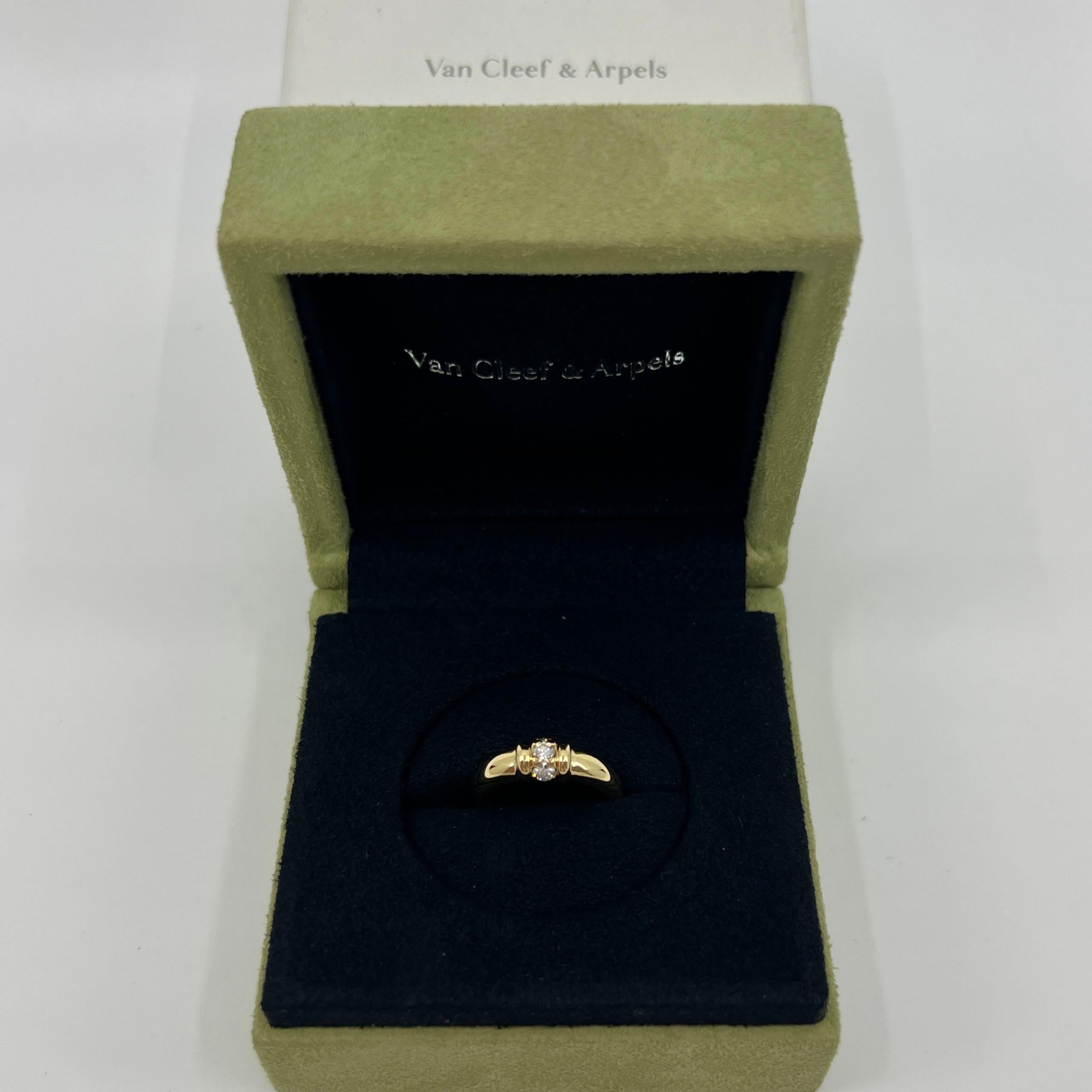 Raro anello d'epoca Van Cleef & Arpels con diamante rotondo e tre pietre in oro giallo 18 ct. in vendita 6