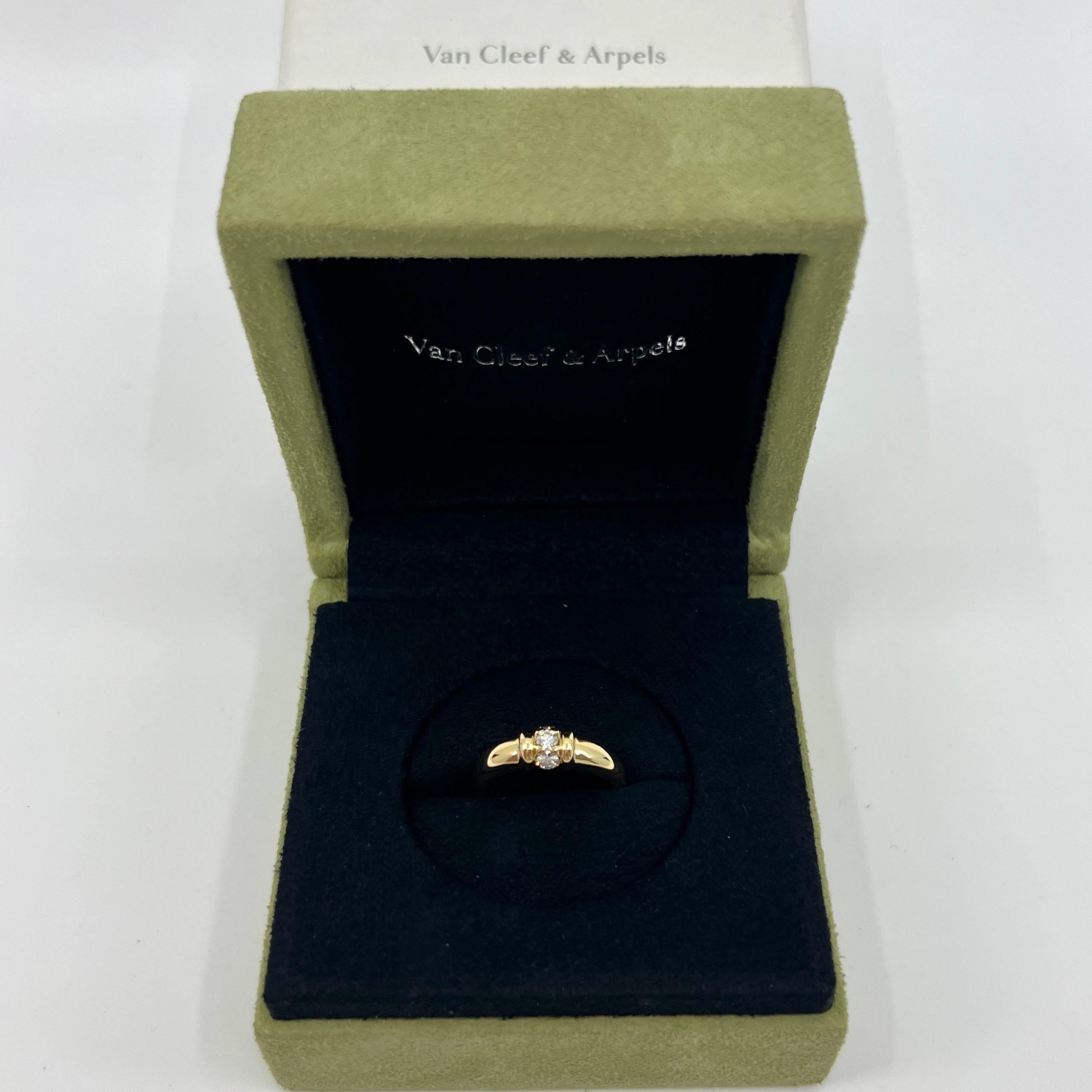 Anello d'epoca Van Cleef & Arpels con diamante naturale taglio rotondo e tre pietre in oro giallo 18k.

Uno splendido anello vintage con un classico design a tre pietre. Con tre raffinati diamanti naturali rotondi taglio brillante. Misurano circa