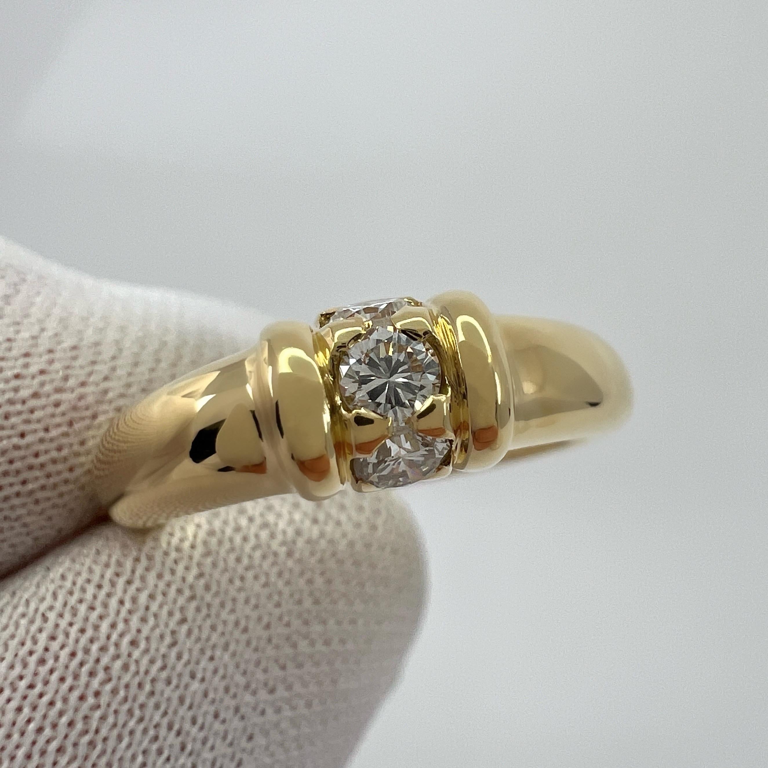 Taglio rotondo Raro anello d'epoca Van Cleef & Arpels con diamante rotondo e tre pietre in oro giallo 18 ct. in vendita