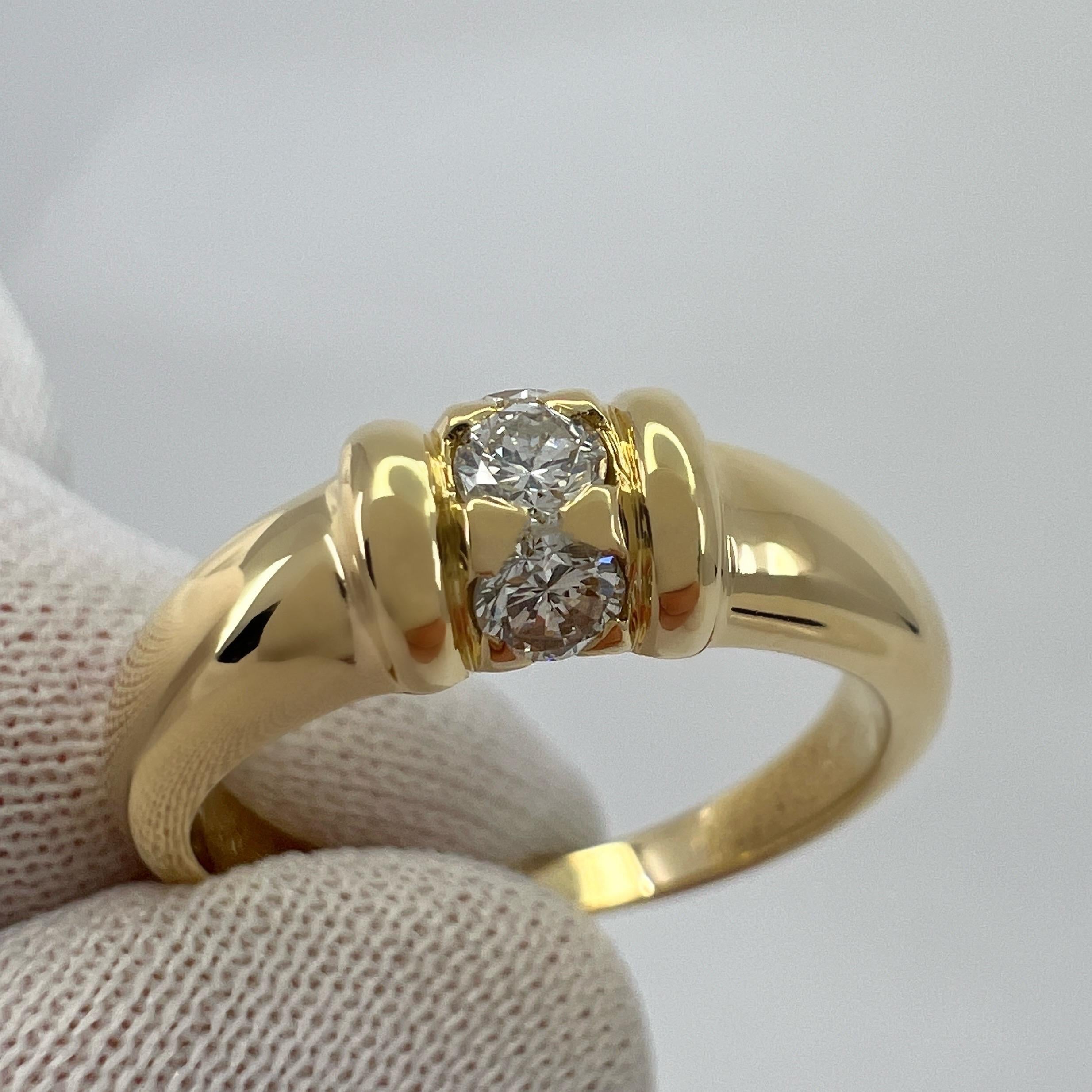 Raro anello d'epoca Van Cleef & Arpels con diamante rotondo e tre pietre in oro giallo 18 ct. In condizioni ottime in vendita a Birmingham, GB