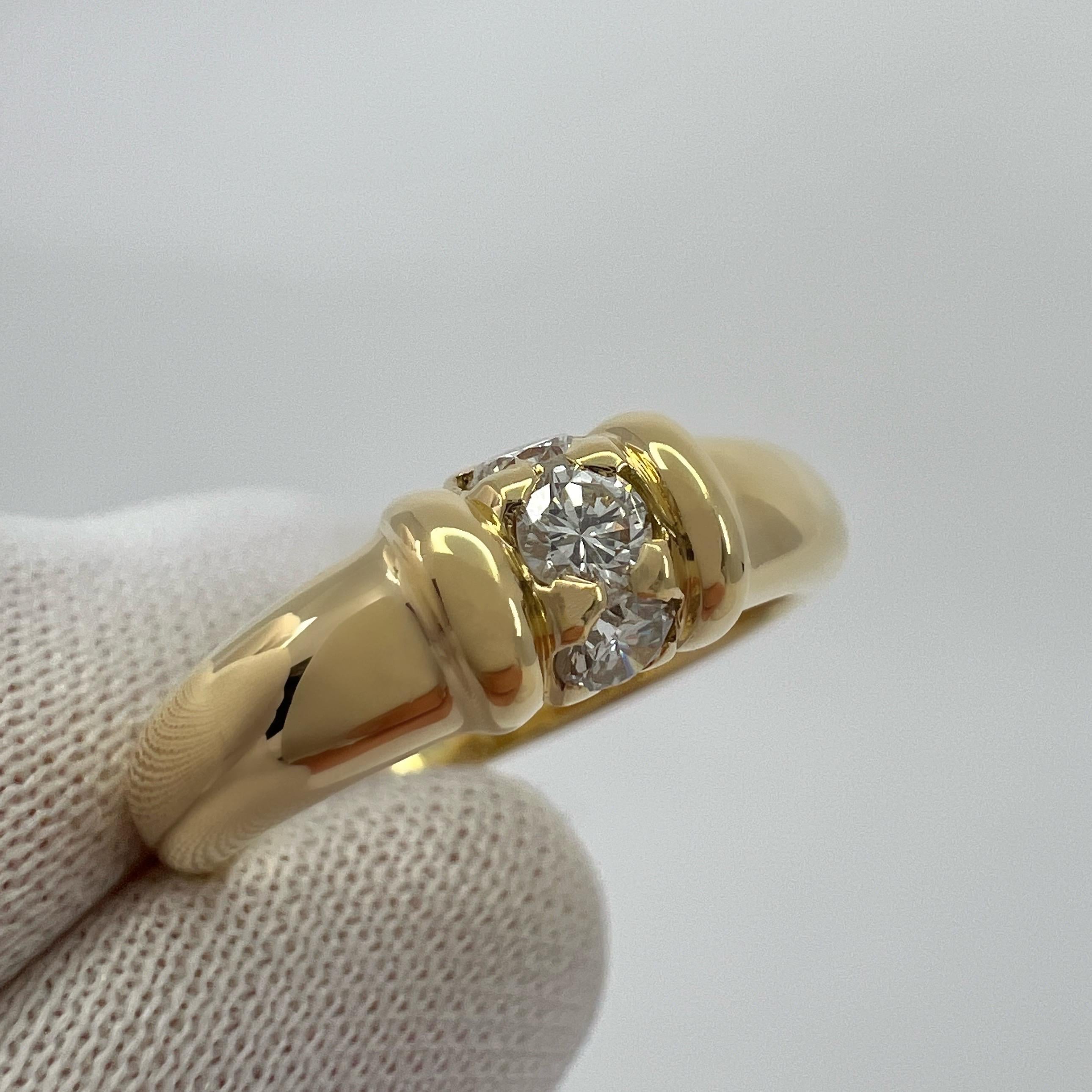 Raro anello d'epoca Van Cleef & Arpels con diamante rotondo e tre pietre in oro giallo 18 ct. in vendita 2