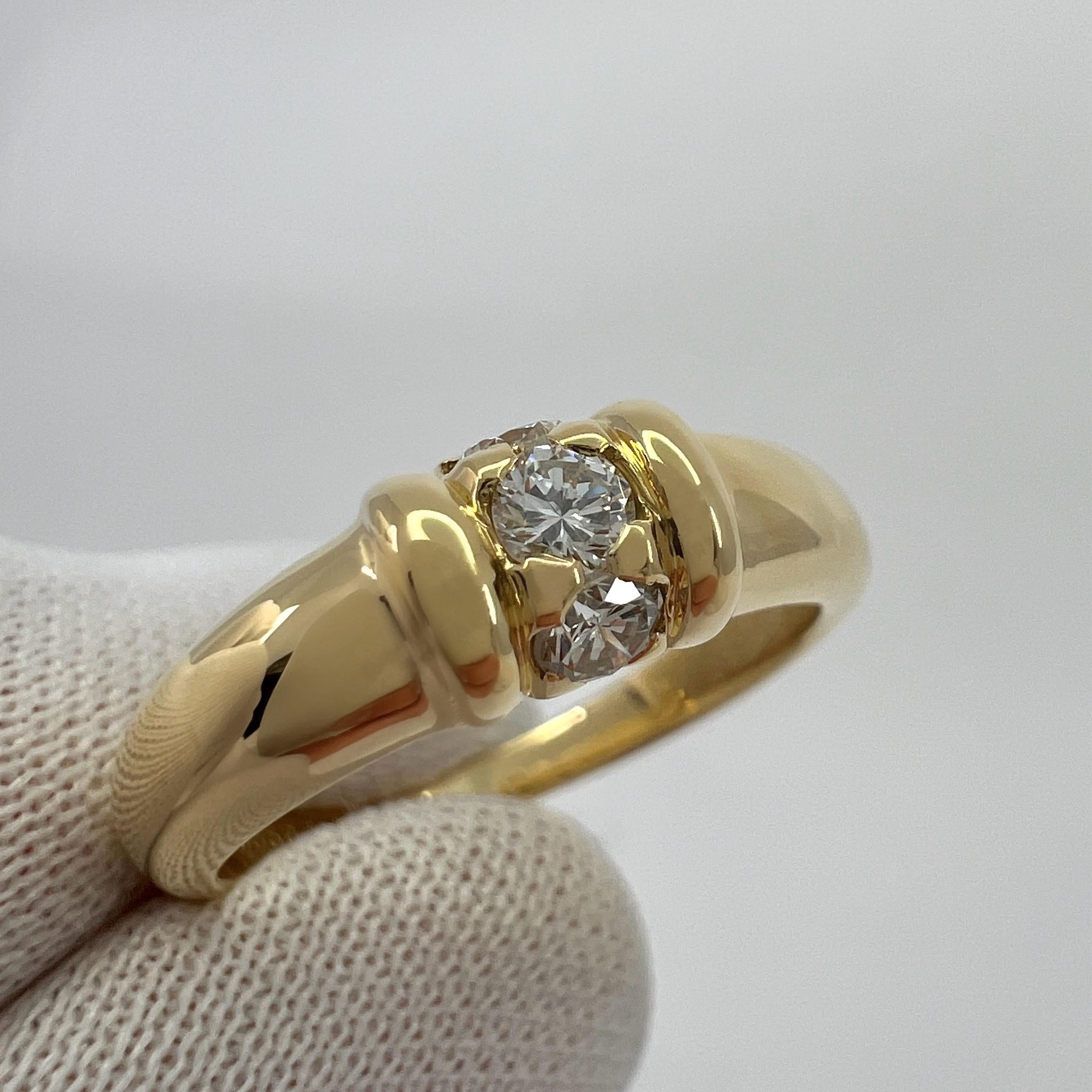 Raro anello d'epoca Van Cleef & Arpels con diamante rotondo e tre pietre in oro giallo 18 ct. in vendita 4
