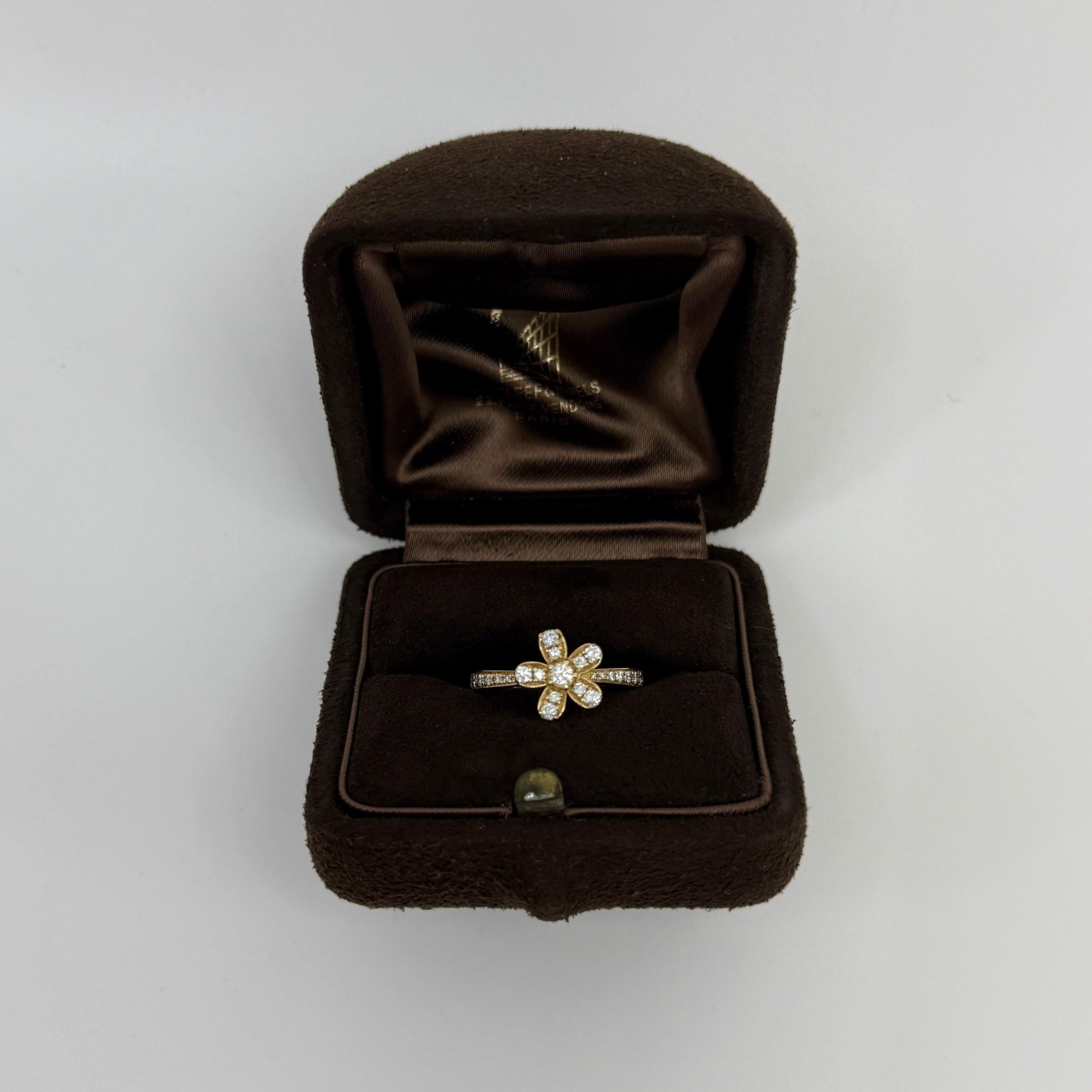 Raro anello vintage Van Cleef & Arpels Socrate Diamond in oro giallo 18 carati.

Uno splendido anello vintage della linea Socrate dell'alta gioielleria francese Van Cleef & Arpels. 
Molto raro da trovare in oro giallo.

Il classico motivo a fiore,