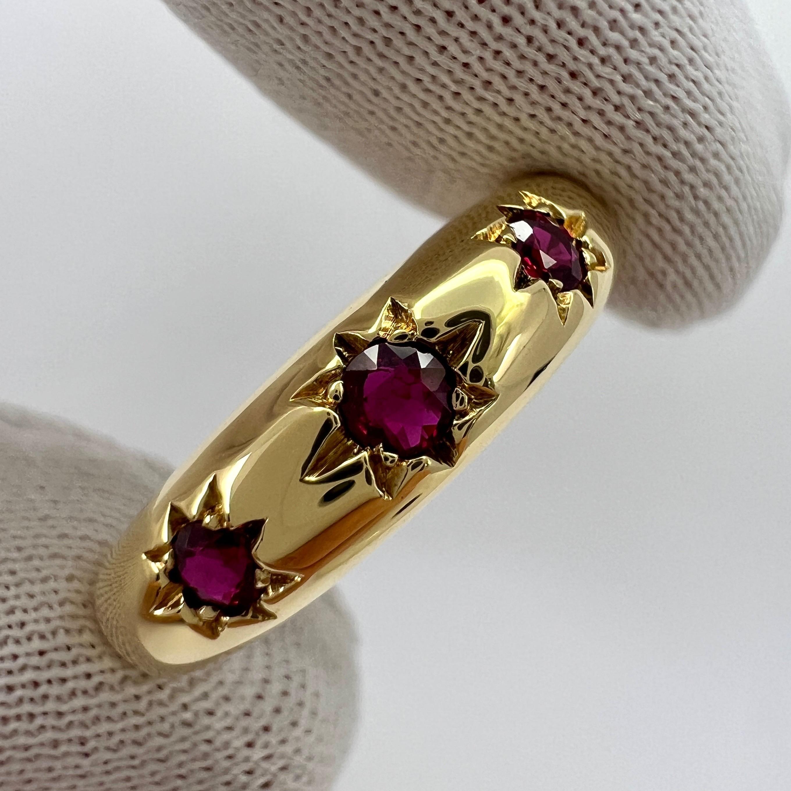 Rare Vintage Van Cleef & Arpels Star Set Ruby 18k Yellow Gold Three Stone Ring In Excellent Condition For Sale In Birmingham, GB