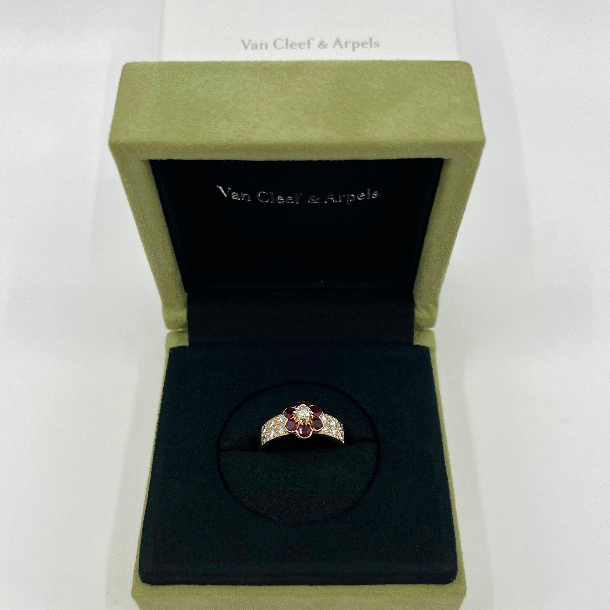 Taille ronde Rare bague vintage Van Cleef & Arpels Vivid Red Ruby & Diamond Fleurette Flower Ring en vente
