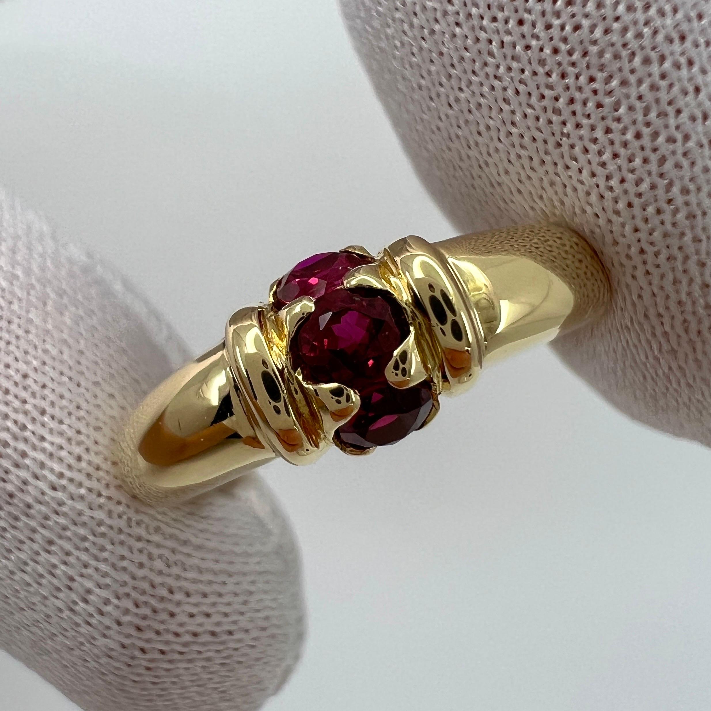 Vintage Van Cleef & Arpels Rubin Rundschliff Drei Stein 18k Gelbgold Ring.

Ein atemberaubender Vintage-Ring mit einem klassischen Drei-Stein-Design. Mit drei feinen roten Rubinen besetzt. Alle haben eine leuchtend rote Farbe und einen