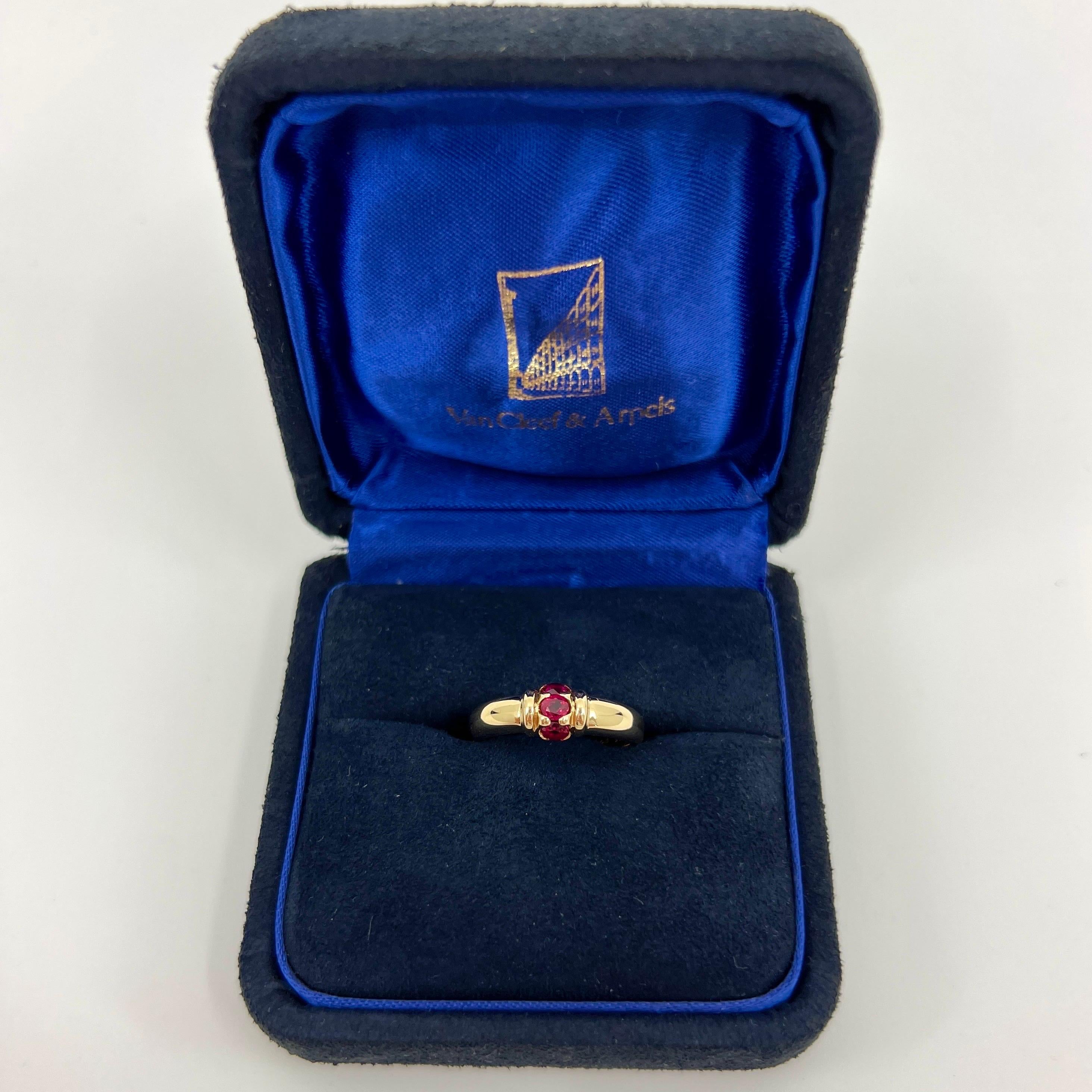 Seltener Vintage Van Cleef & Arpels Vivid Red Ruby Three Stone 18k Gelbgold Ring (Rundschliff)