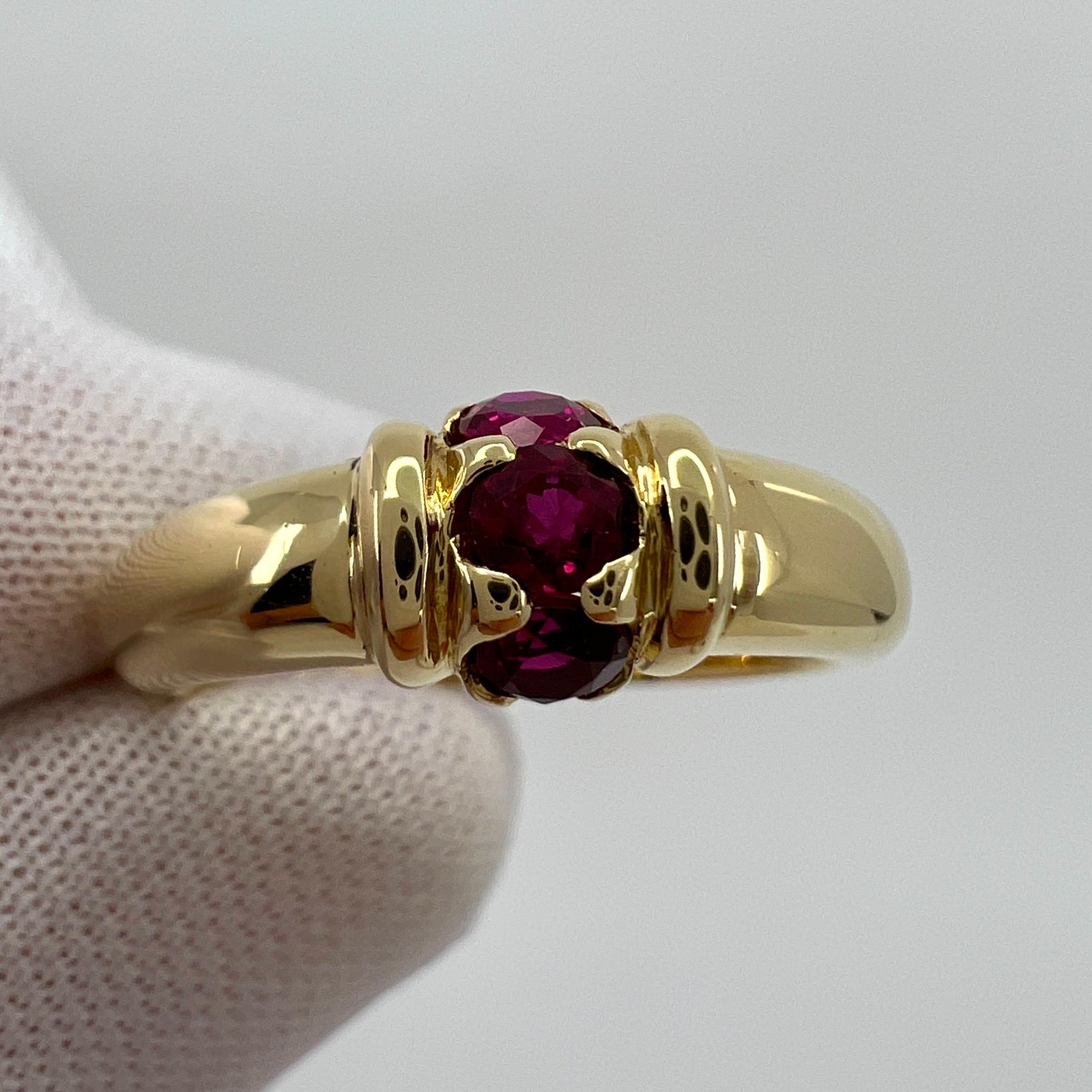 Rare Vintage Van Cleef & Arpels Vivid Red Ruby Three Stone 18k Yellow Gold Ring In Excellent Condition In Birmingham, GB