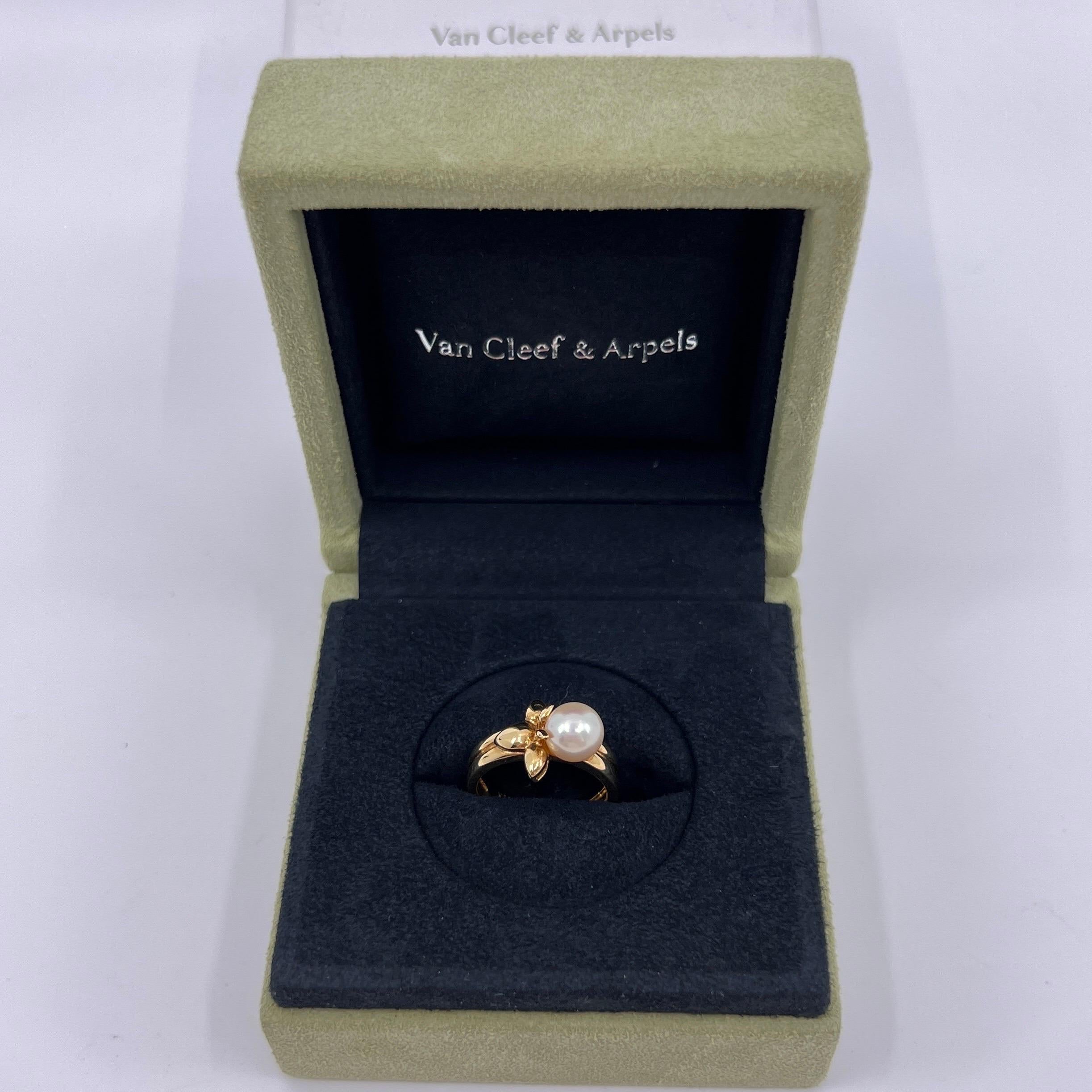 Rare Vintage Van Cleef & Arpels 18 Karat Yellow Gold Pearl Flower Ring.

A stunning vintage Van Cleef & Arpels ring with a classic flower motif typical of VCA designs and featuring an excellent quality 6.8mm white pearl.

Fine jewellery houses like