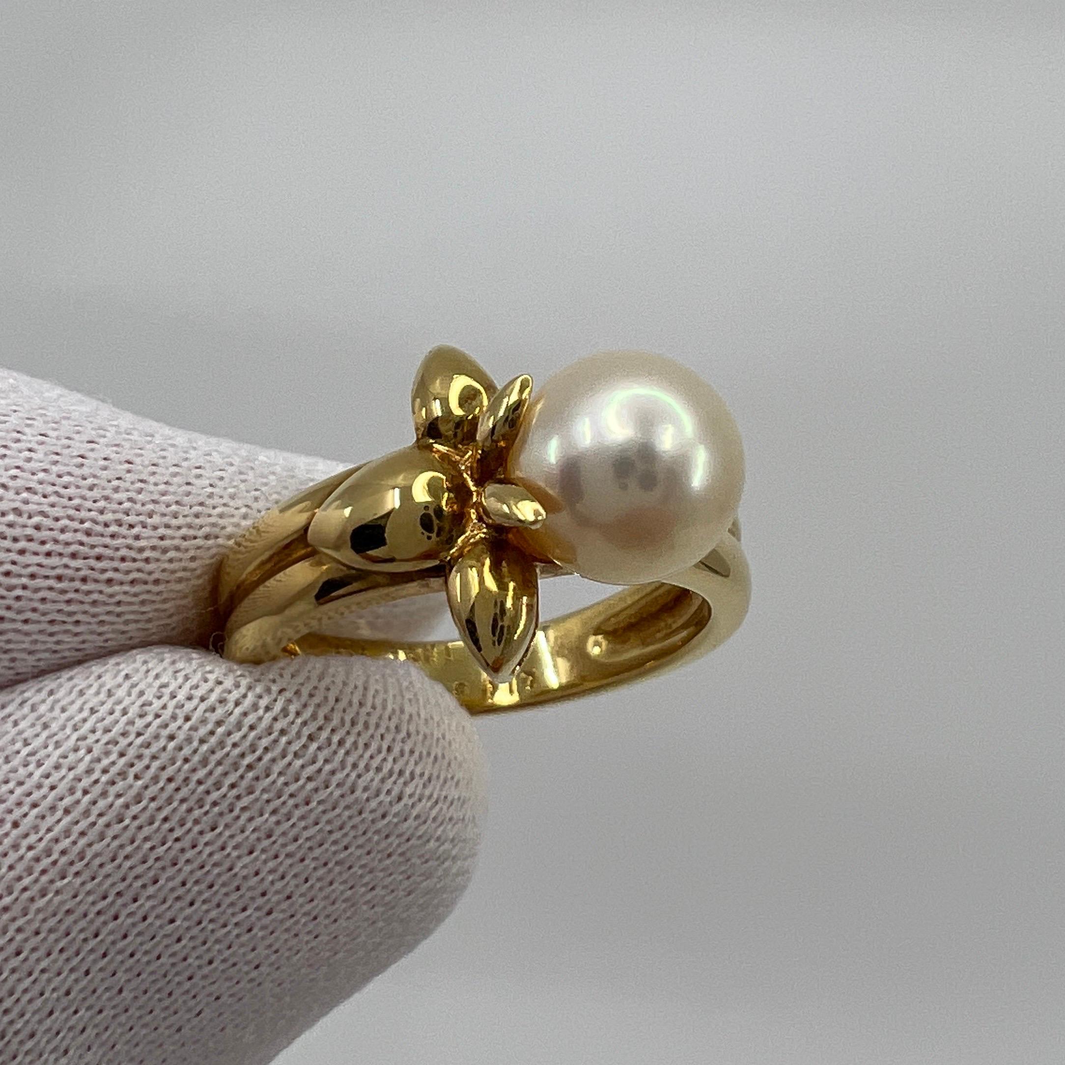 Round Cut Rare Vintage Van Cleef & Arpels White Pearl 18k Yellow Gold Flower Ring EU49 For Sale