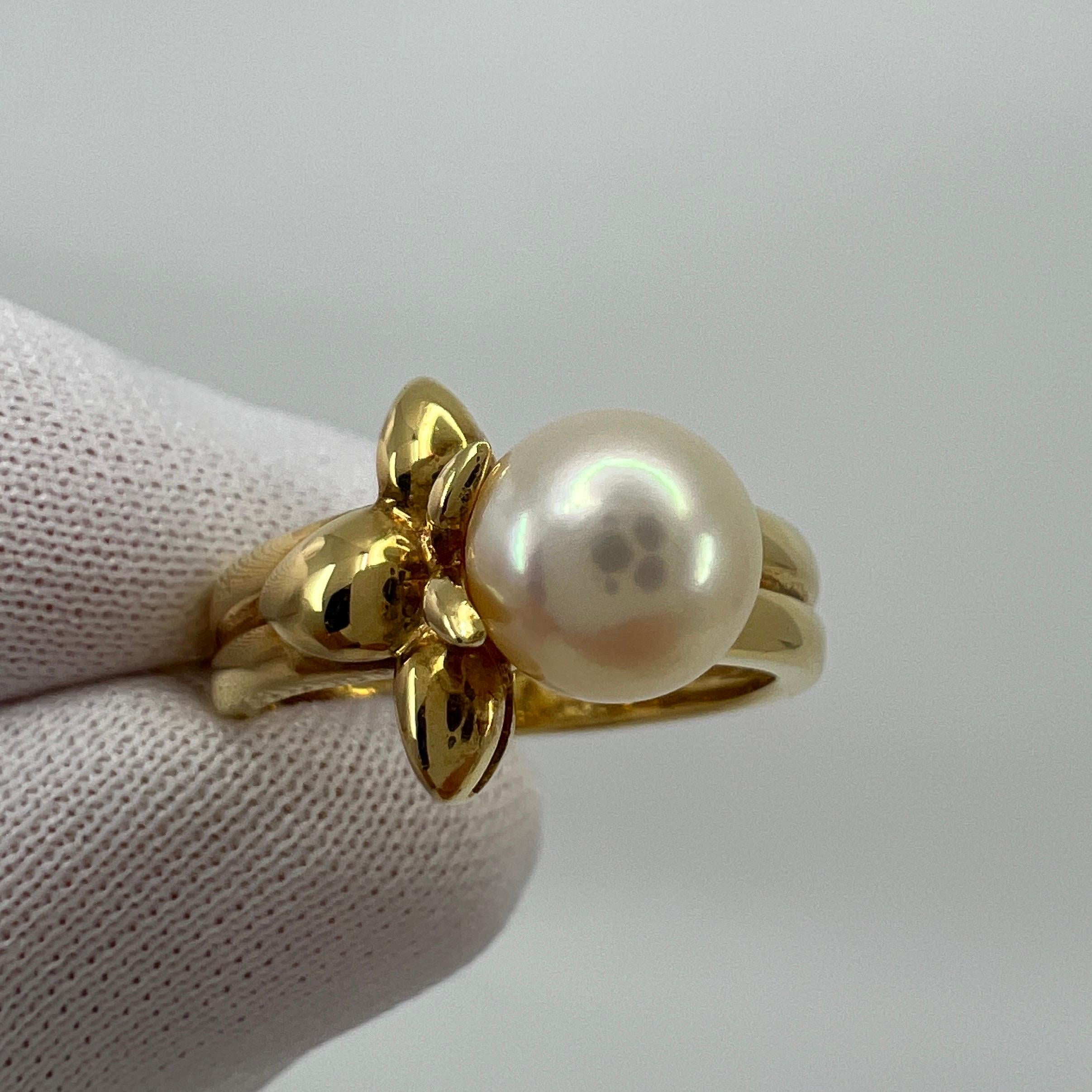 Rare Vintage Van Cleef & Arpels White Pearl 18k Yellow Gold Flower Ring EU49 In Excellent Condition For Sale In Birmingham, GB