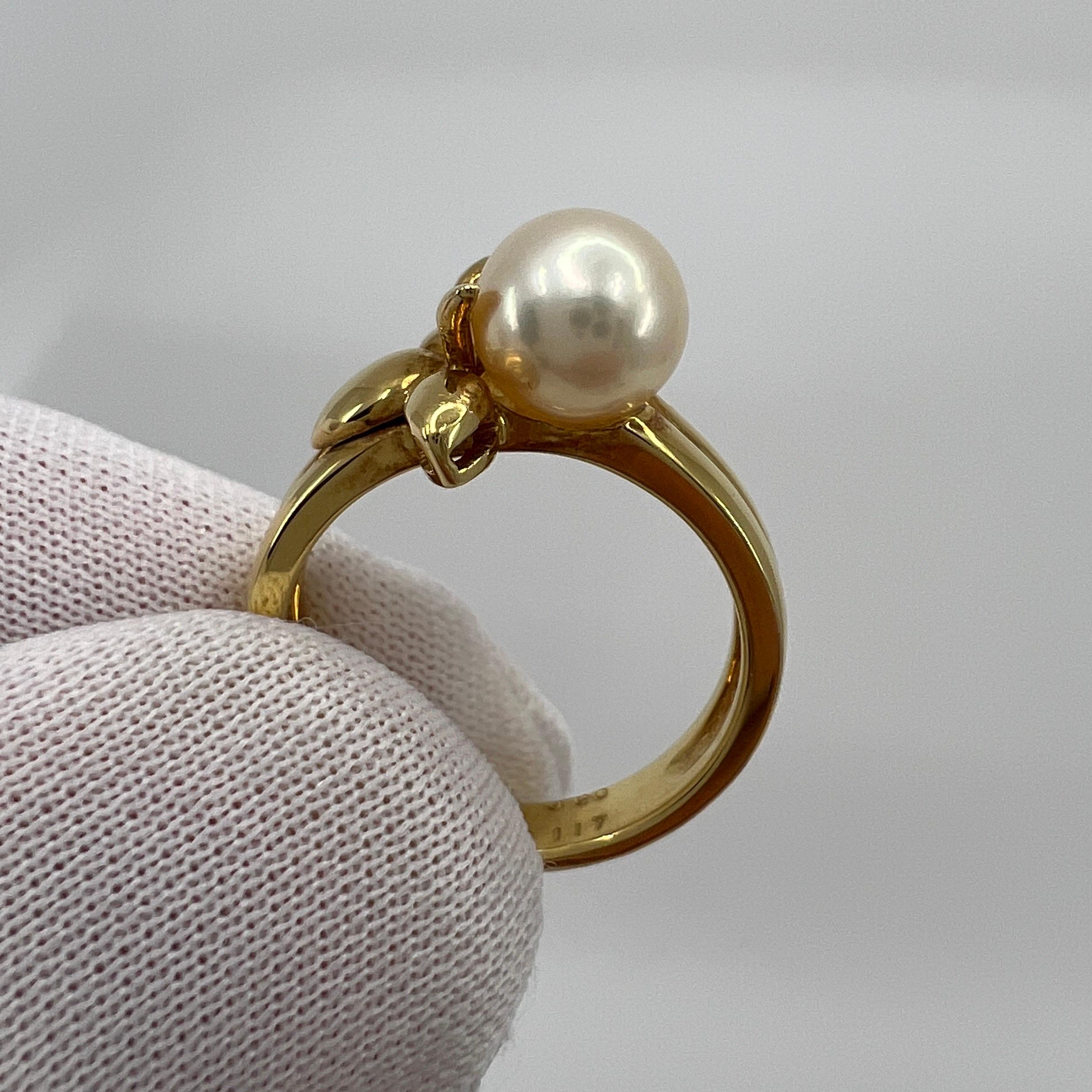 Women's or Men's Rare Vintage Van Cleef & Arpels White Pearl 18k Yellow Gold Flower Ring EU49 For Sale