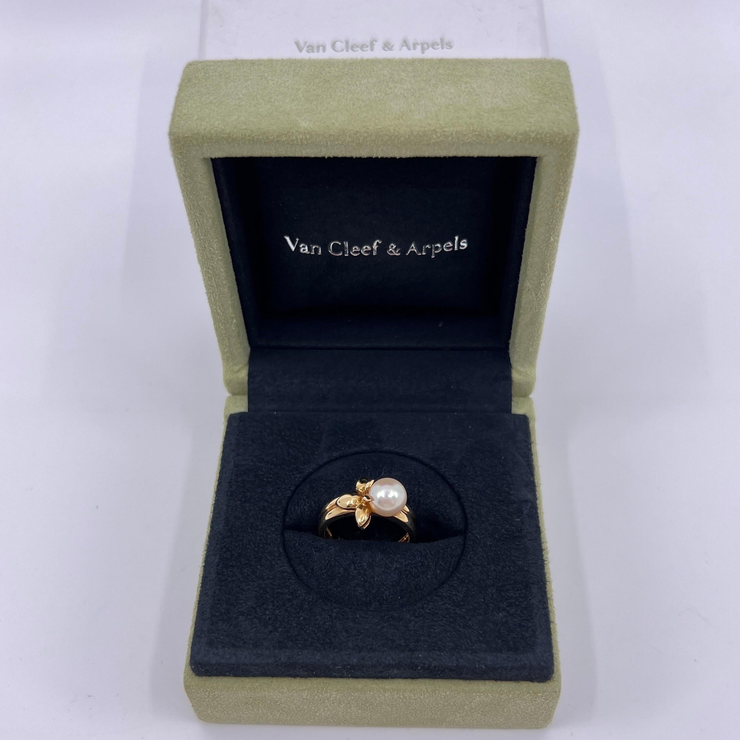 Rare Vintage Van Cleef & Arpels White Pearl 18k Yellow Gold Flower Ring EU49 For Sale 2