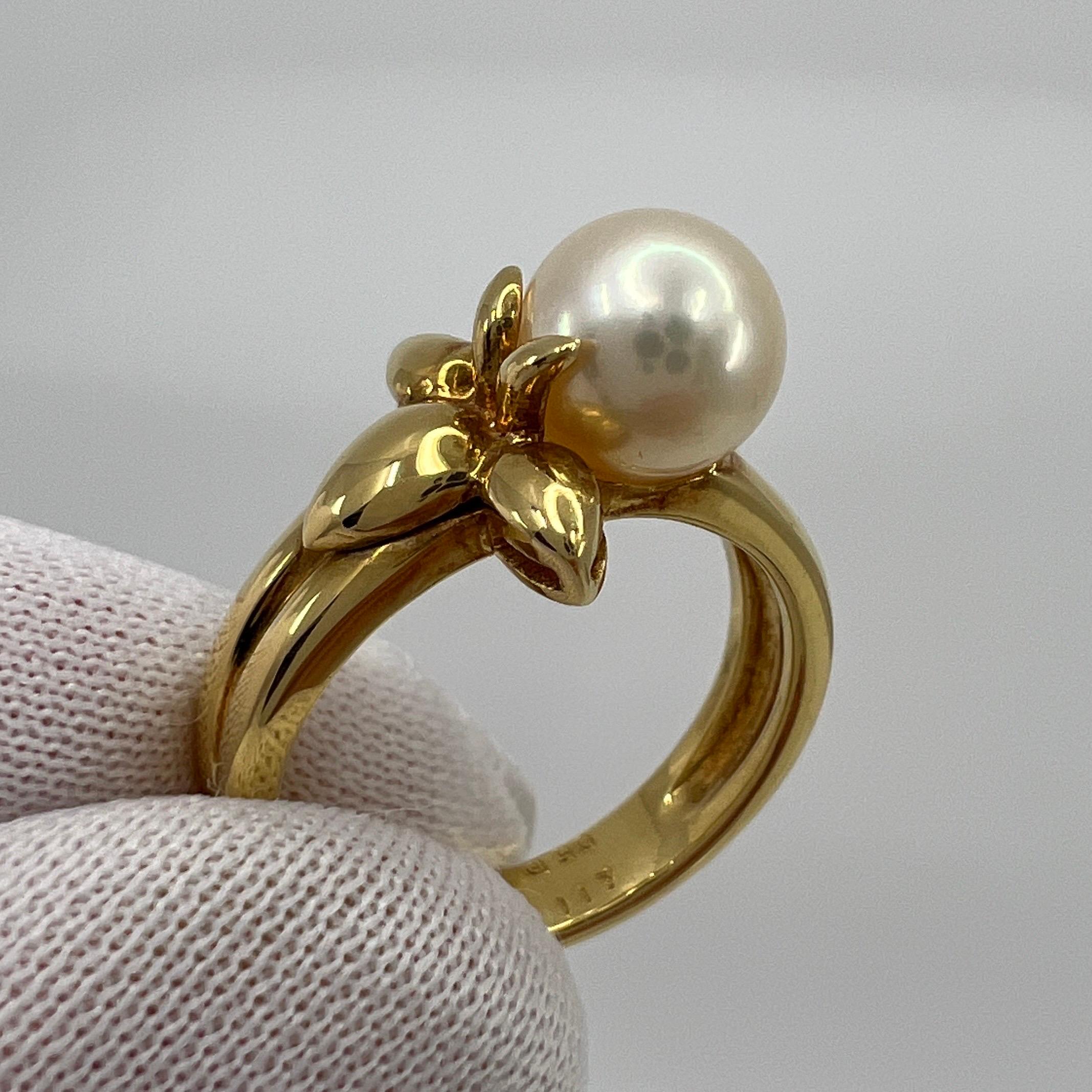 Rare Vintage Van Cleef & Arpels White Pearl 18k Yellow Gold Flower Ring EU49 For Sale 3
