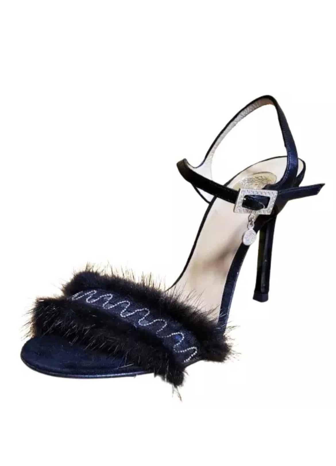 VERSACE 
combine fourrure de vison noir, daim souple, broderie et charme Medusa 
pour un effet magnifique sur ces chaussures de luxe.
Contenu : cuir et fourrure de vison
IT Taille 38.5 - US 8.5
et
IT Taille 36.5 - US 6.5
Fabriqué en Italie
Nouveau
