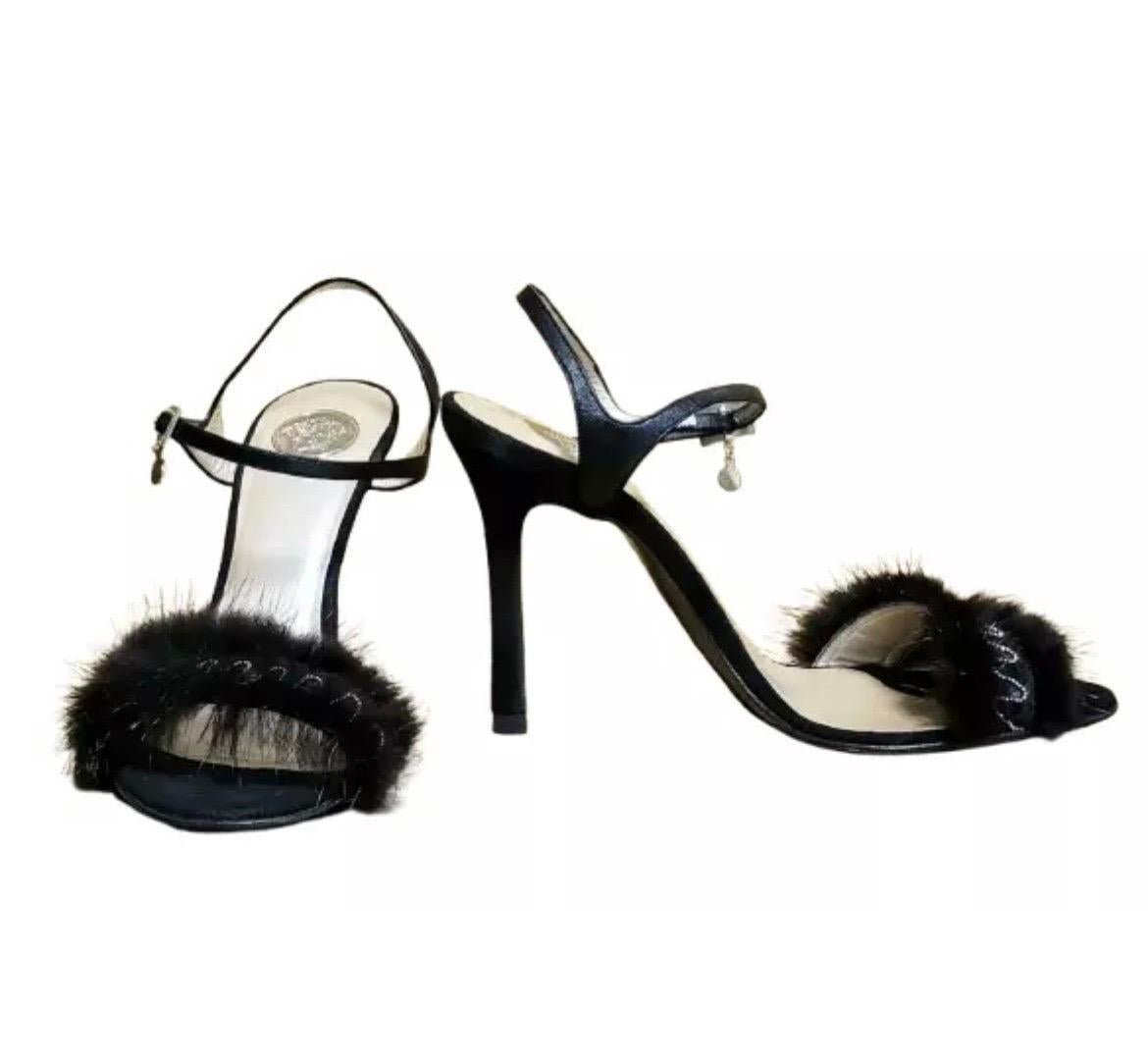 Versace Rare Sandales vintage noires en fourrure de vison Neuf - En vente à Montgomery, TX